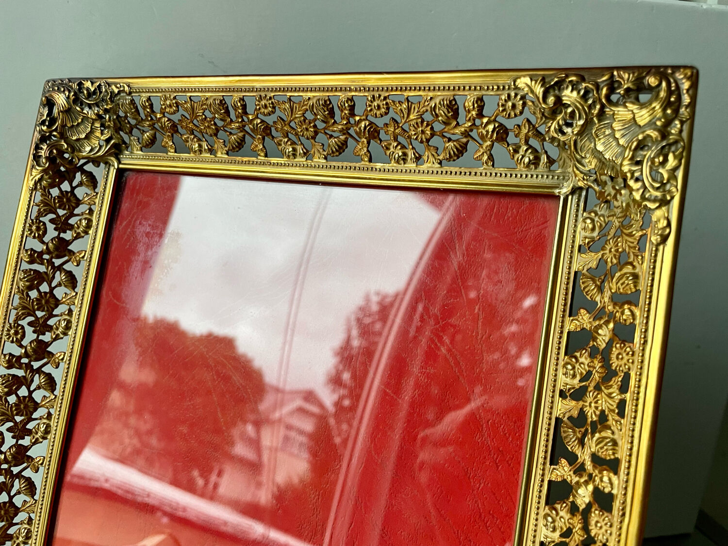 Antique xl metal frame in gold colored brass 29.5 cm x 23 cm convex glass