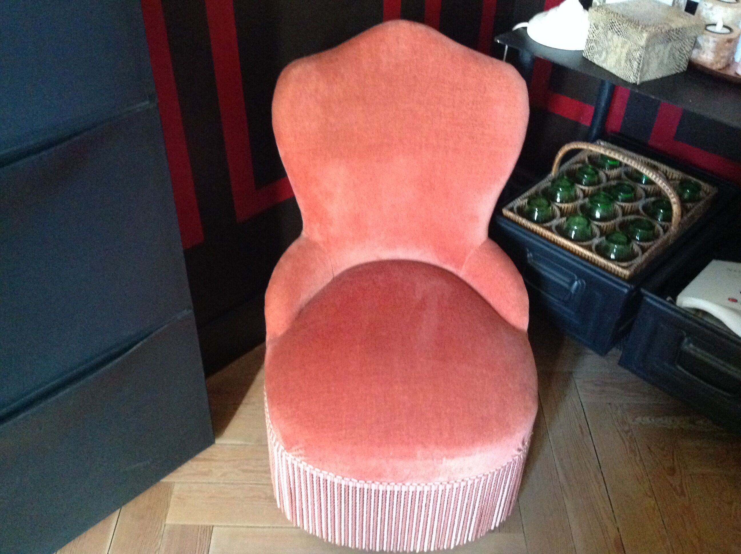 Pink velvet toad chair