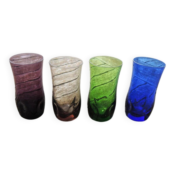 4 anciens verres à liqueur en verre coloré