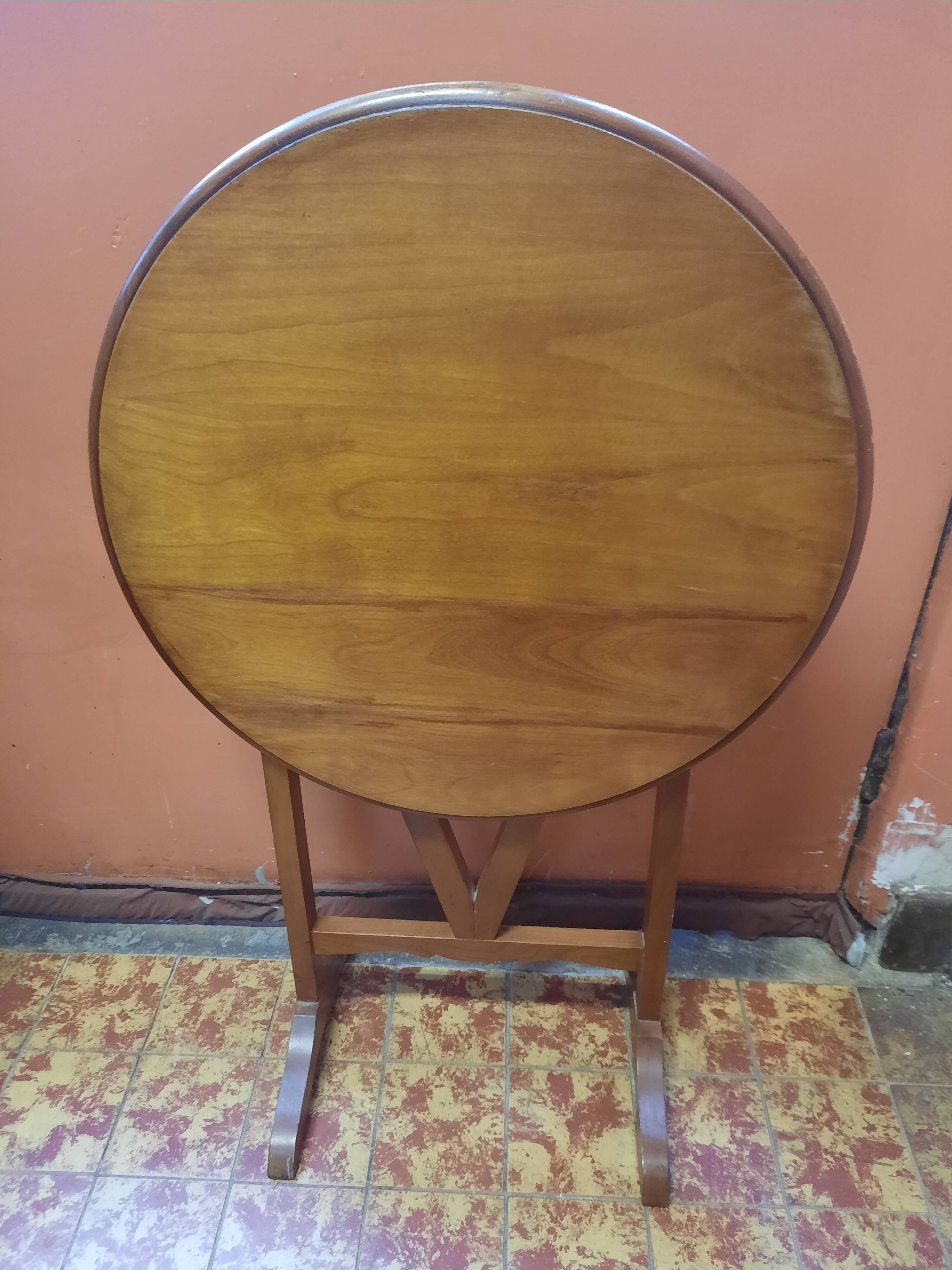 Folding coffee table