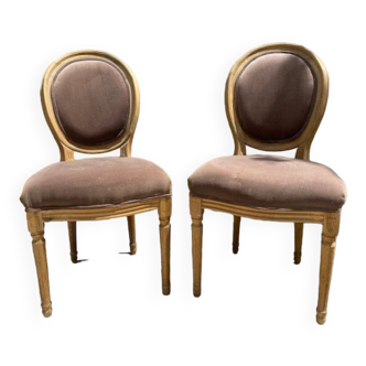 Paire de chaises médaillon en chêne blond tapissées de velours taupe