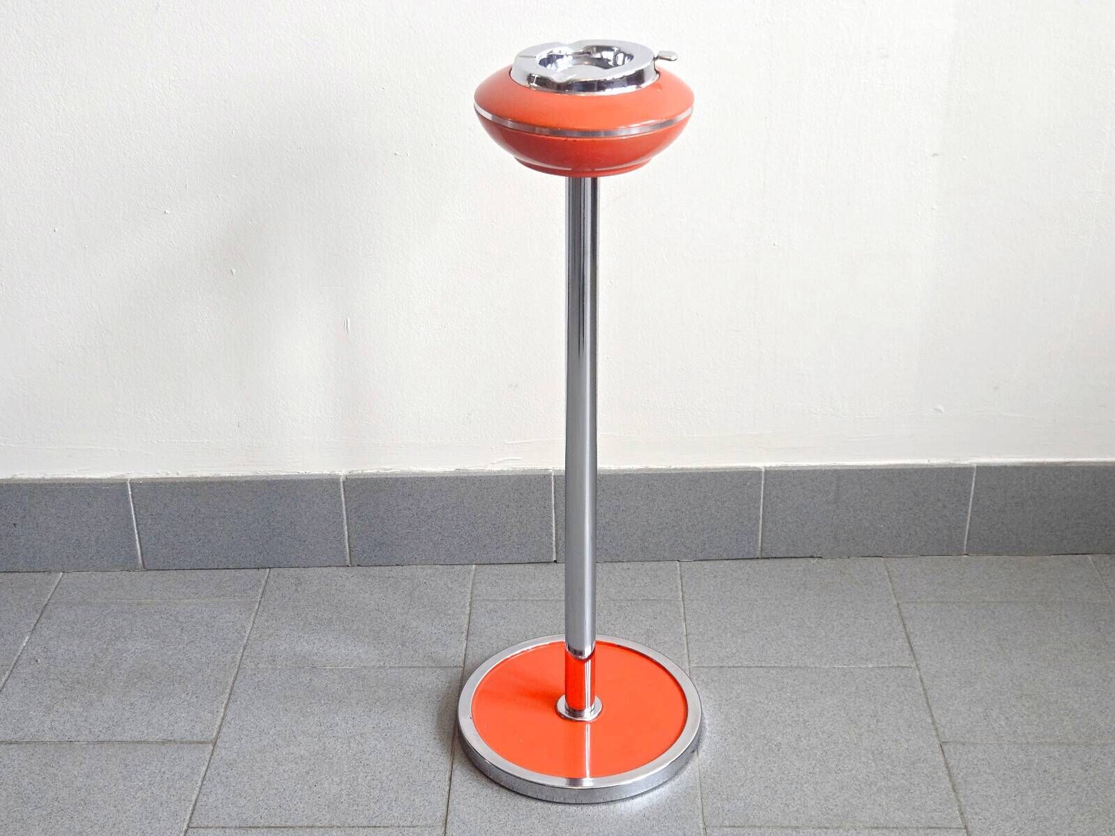 VINTAGE 1970s METAL ASH TRAY ON A STAND ORANGE LACQUER & CHROME 70S SPACE AGE