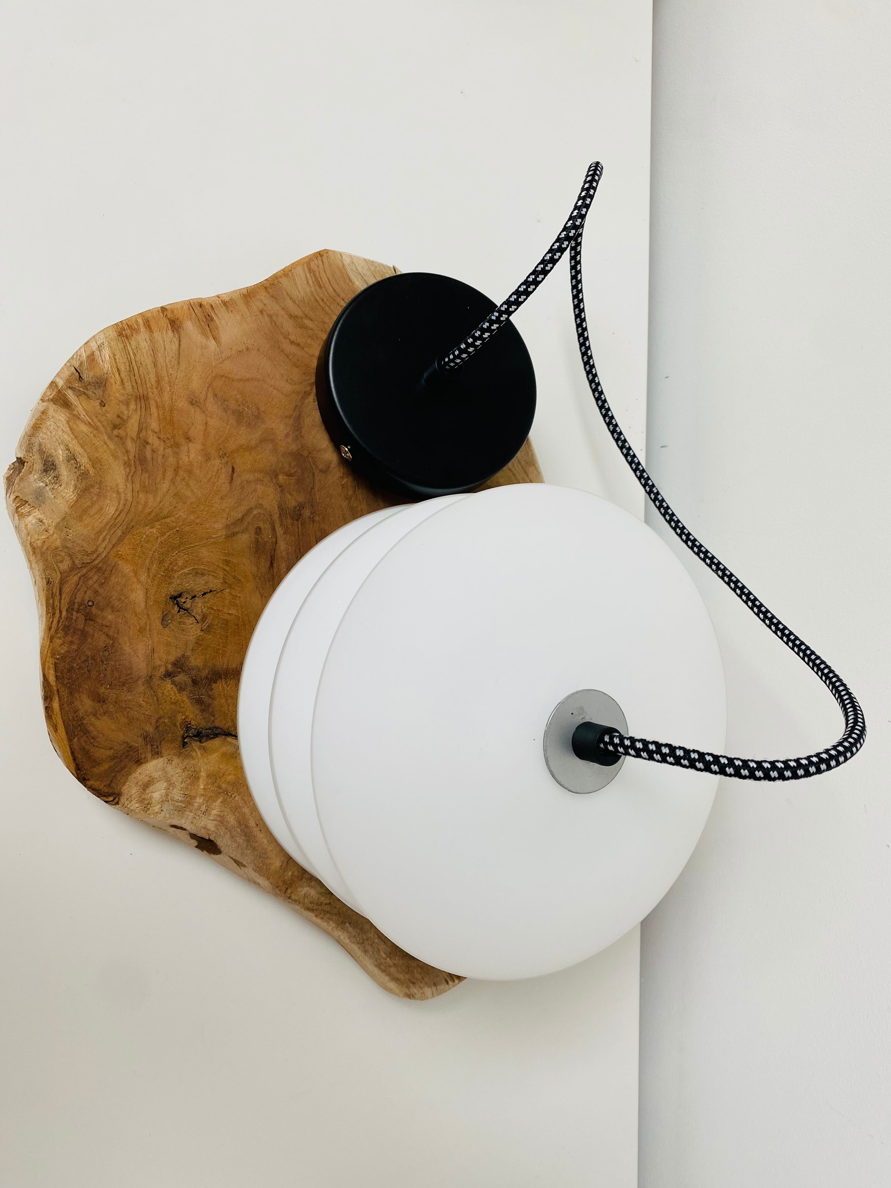 Corrugated opaline suspension