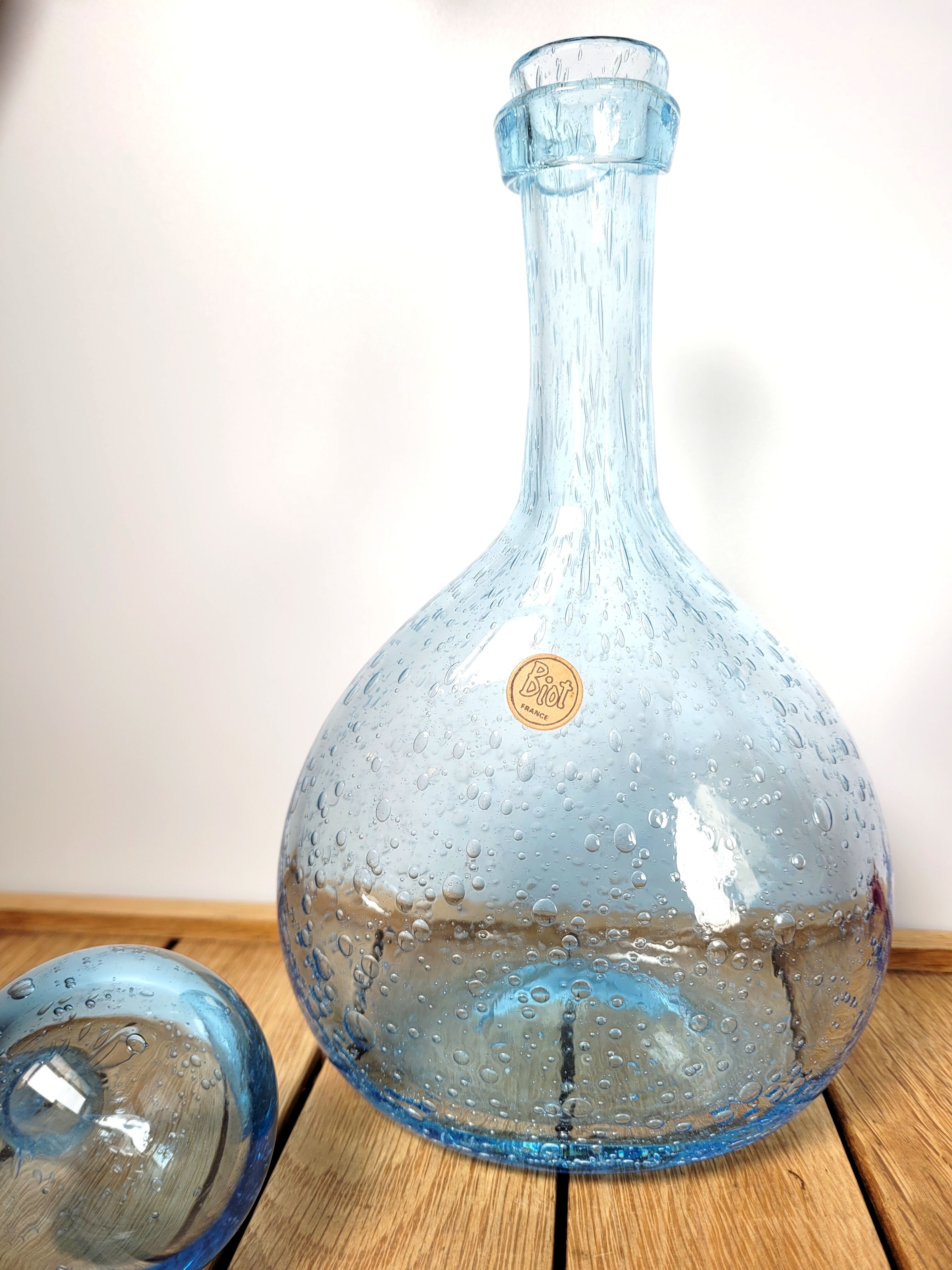 Carafe Biot blue bubbled glass