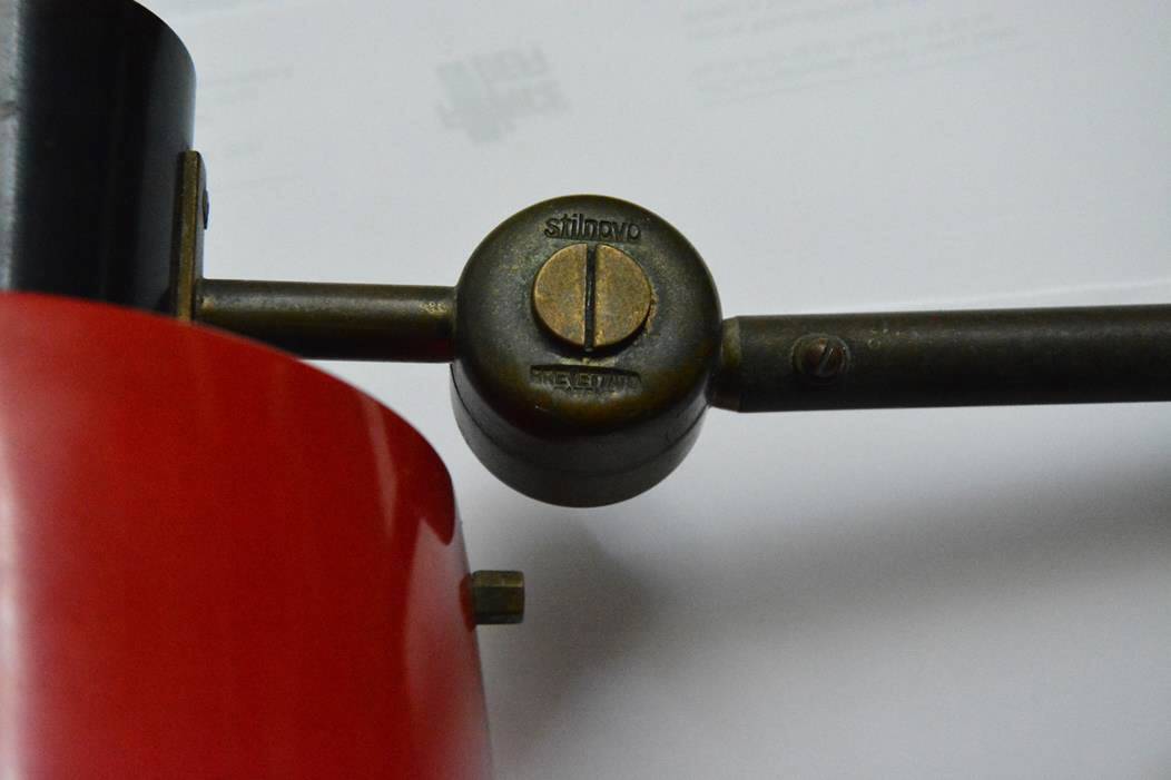 Old and rare Stilnovo wall light, red and black lacquered metal and brass With period label