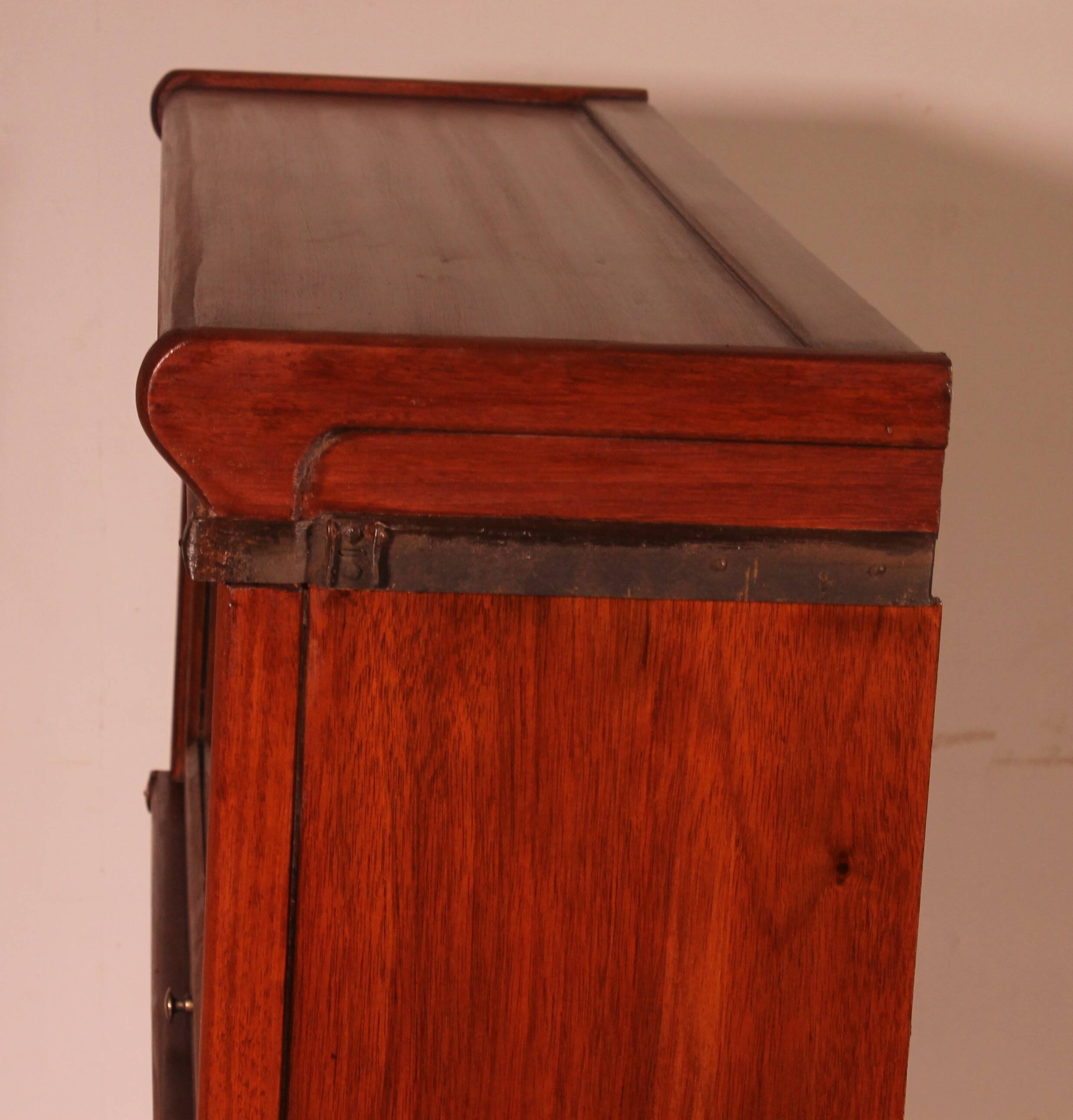 Globe Wernicke Library in mahogany, consisting of 3 pieces.