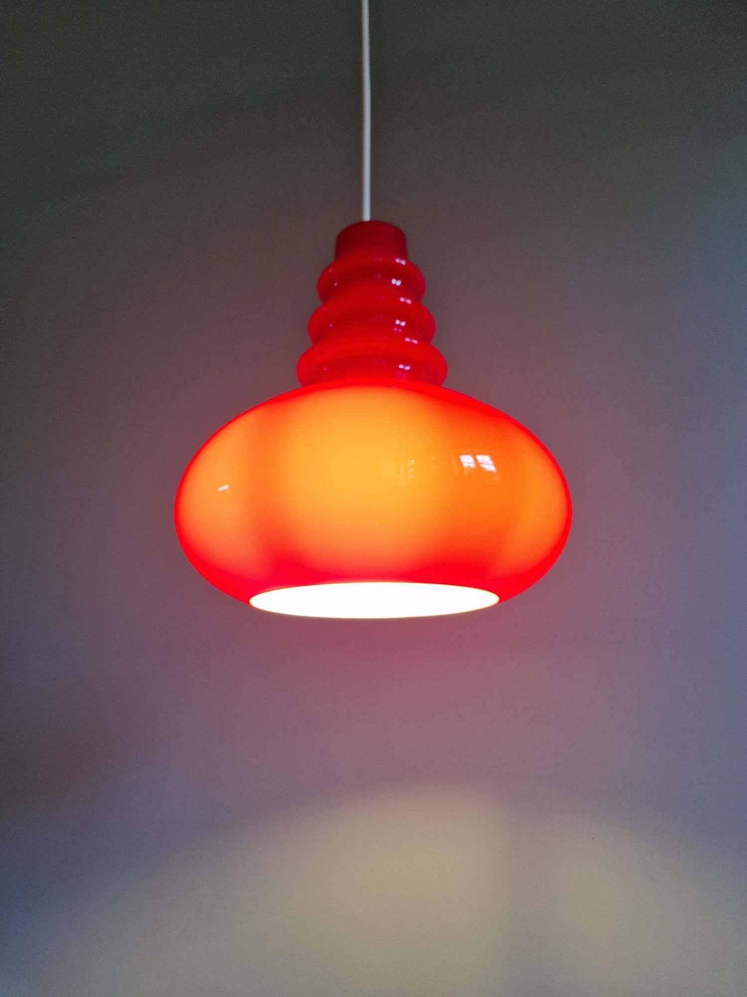 Trio de suspensions Space Age en opaline rouge, Peill & Putzler, 1970