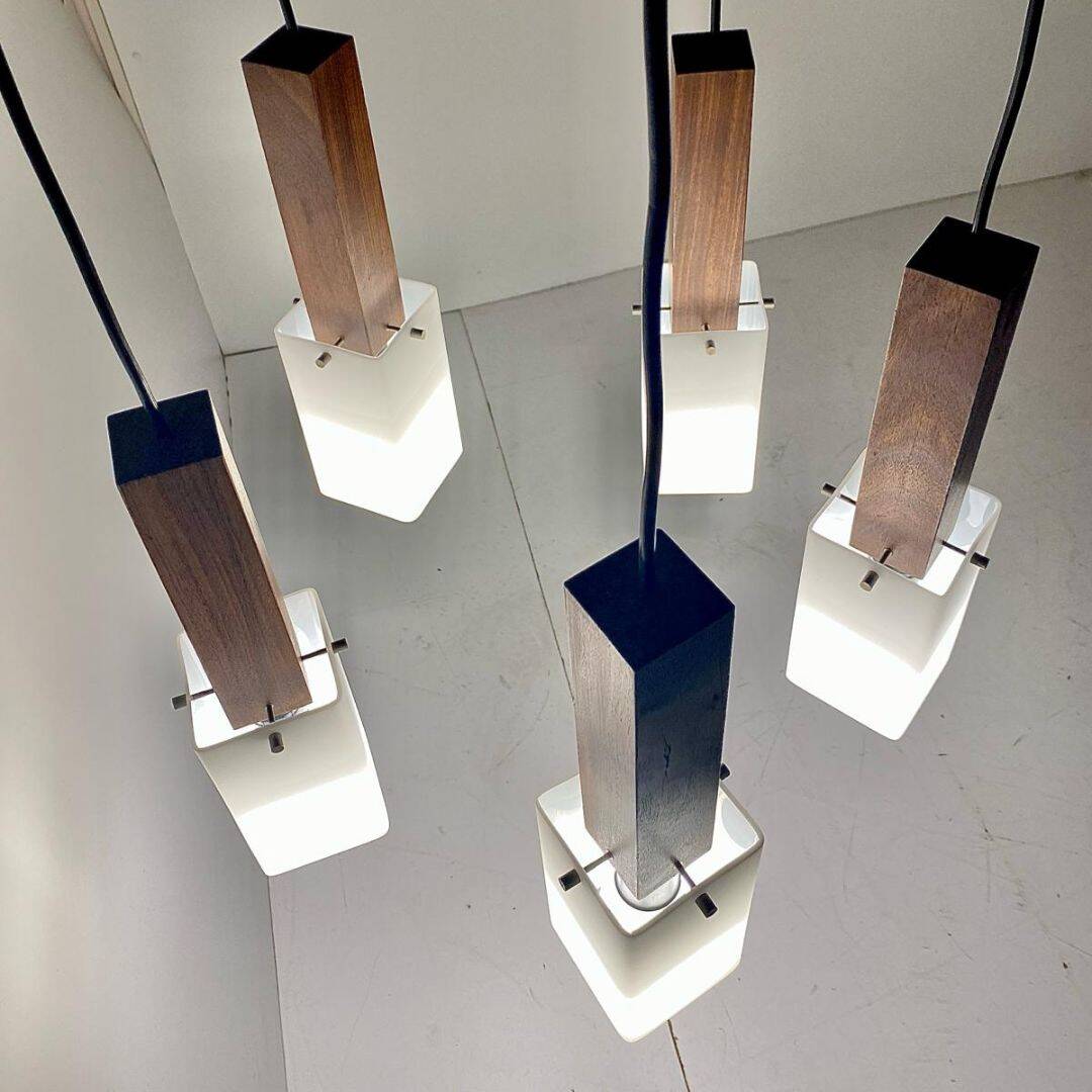 Chandelier vintage suspendu en bois de rose massif, Guzzini, Italie années 1960.