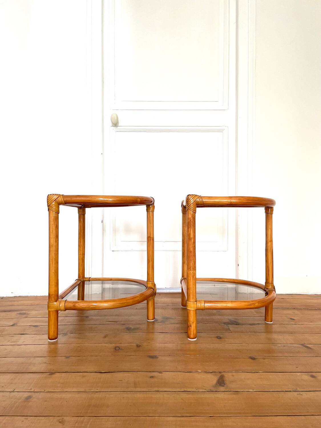 Paire de tables de chevet vintage en rotin et verre fumé