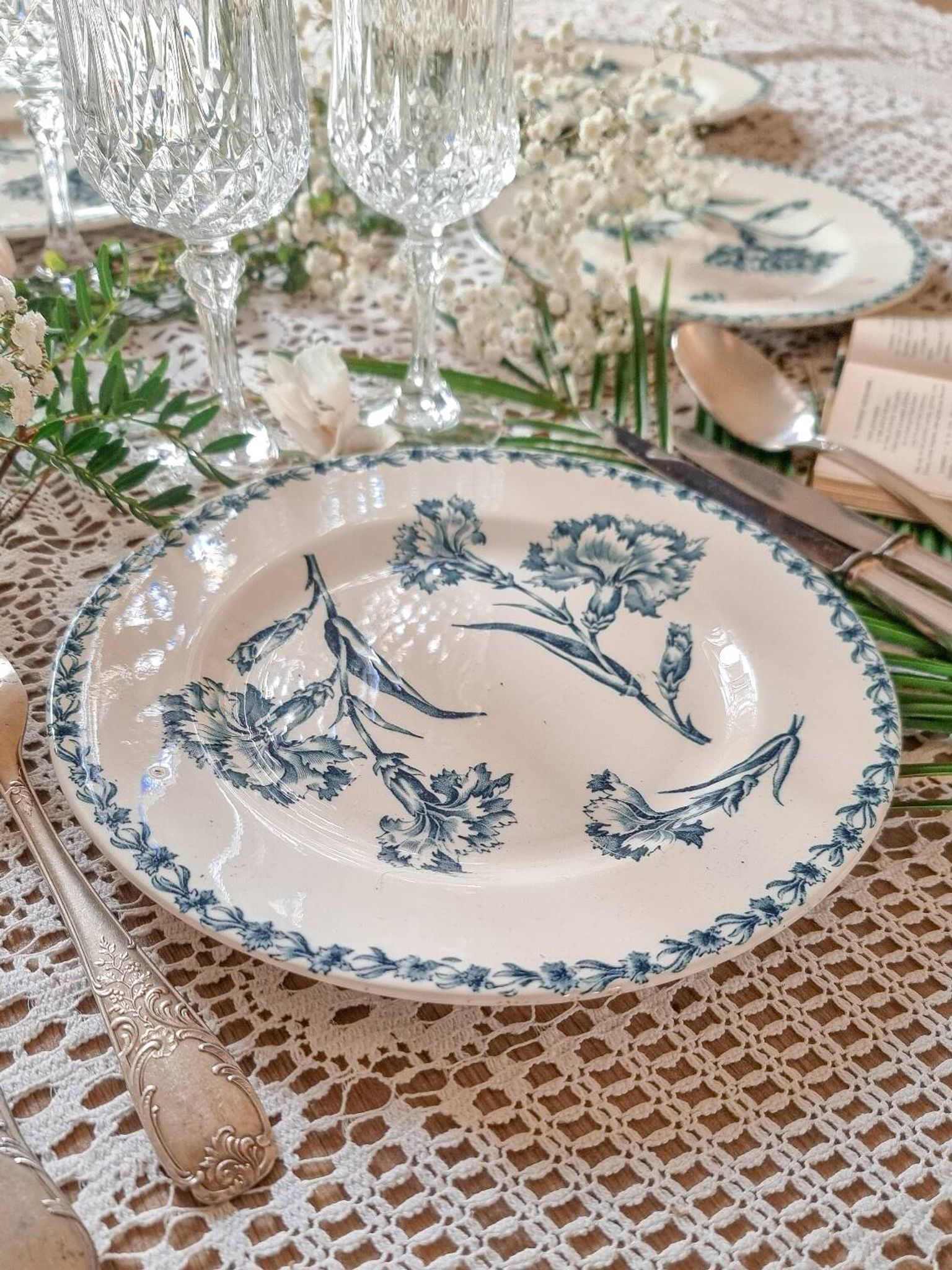 5 iron earthenware flat plates, KG Lunéville, Oeillet, 1900