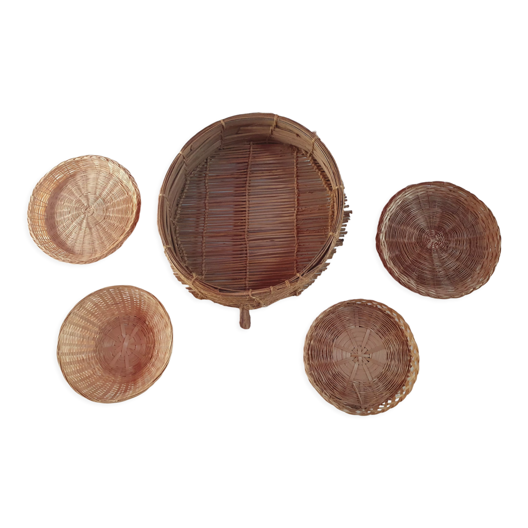 Set of 5 baskets rattan trays including a vintage sieve to hang vintage diameter of the smallest