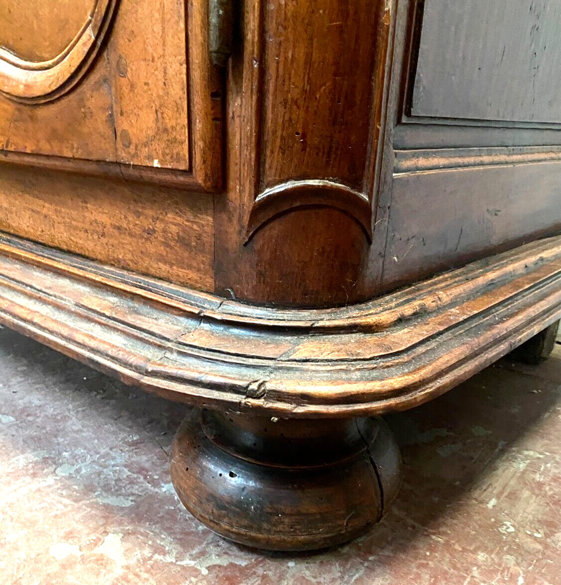 Buffet de stryle Louis XIV en noyer massif XIX siècle