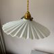 Suspension opaline blanche plissée vintage