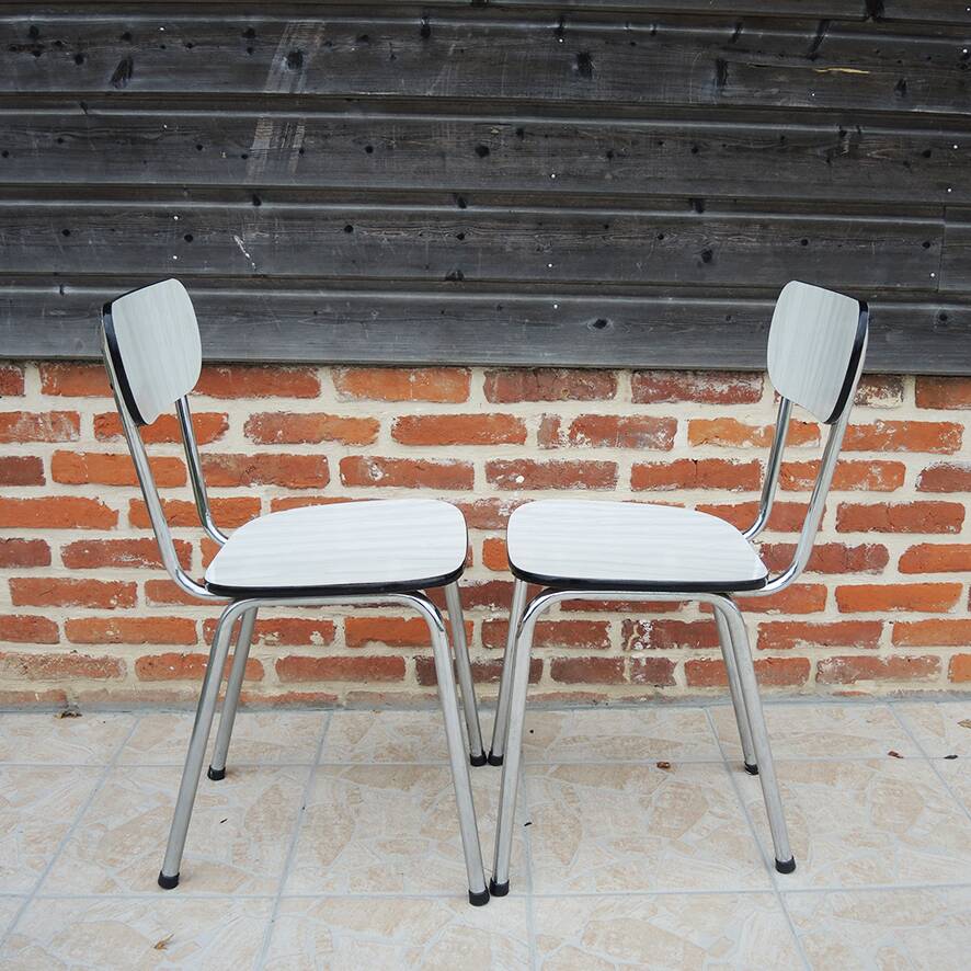 2 anciennes chaises en formica blanc