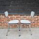 2 anciennes chaises en formica blanc
