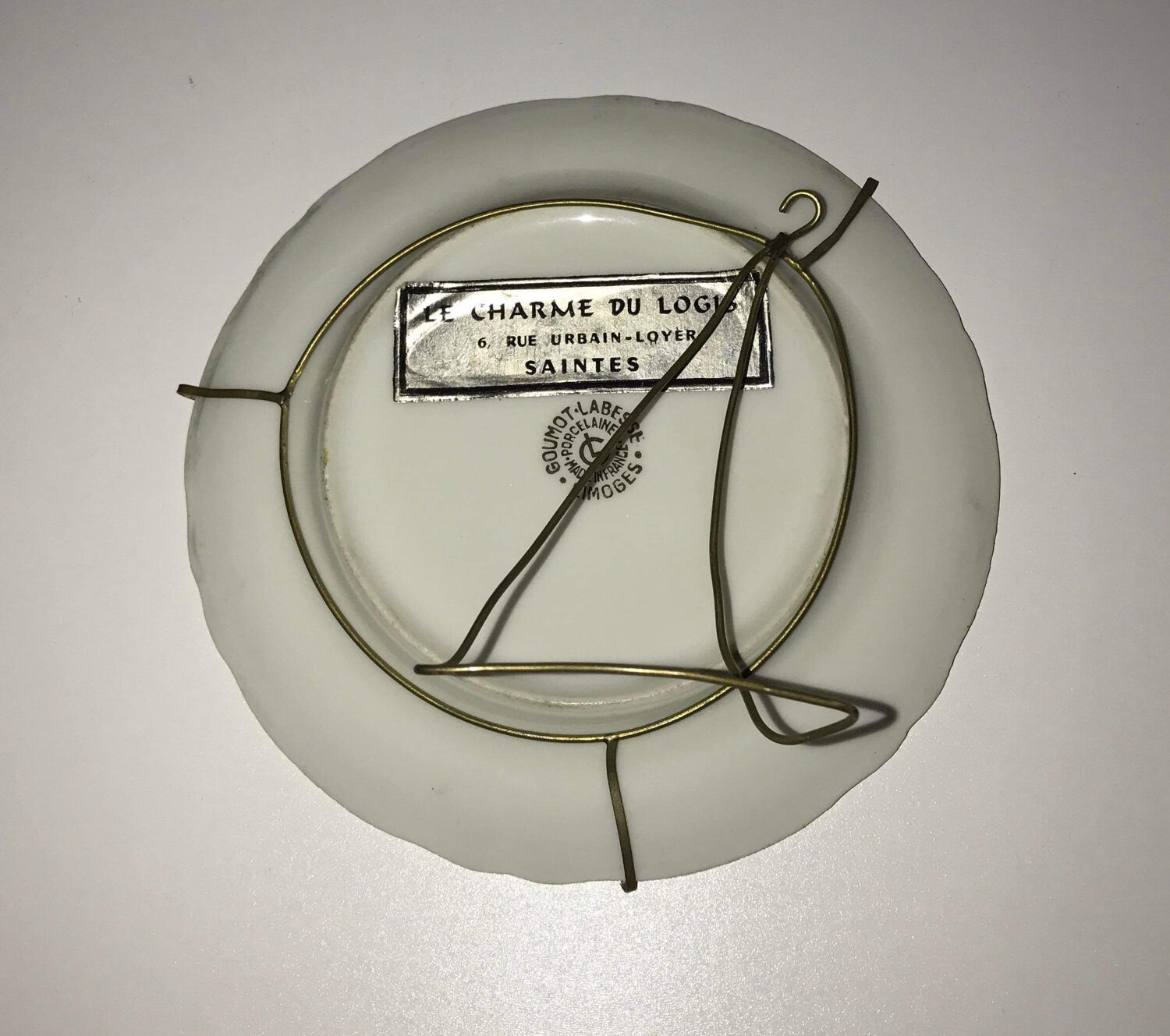 Fragonard plate with wall support