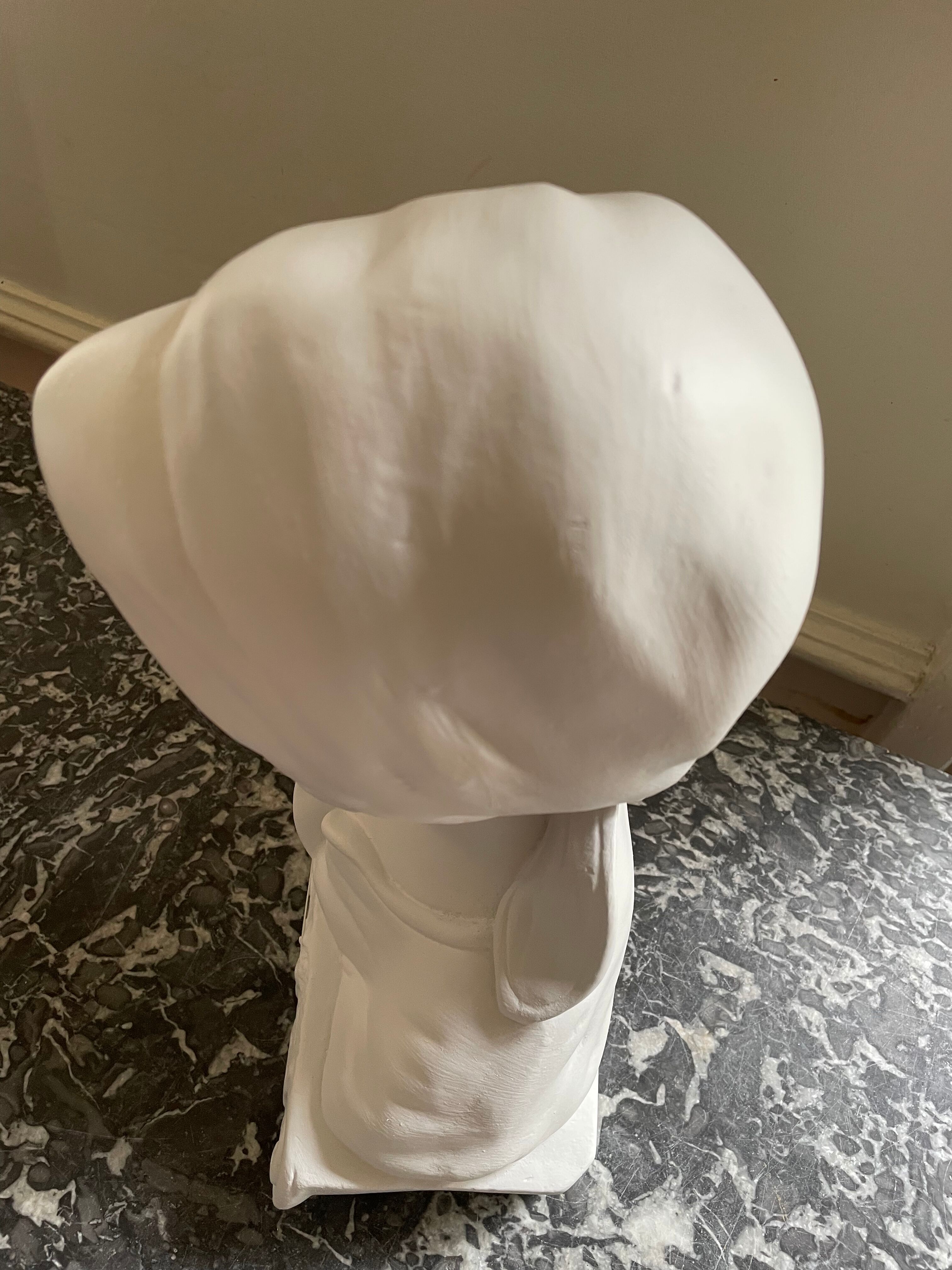 Buste de jeune fille en plâtre