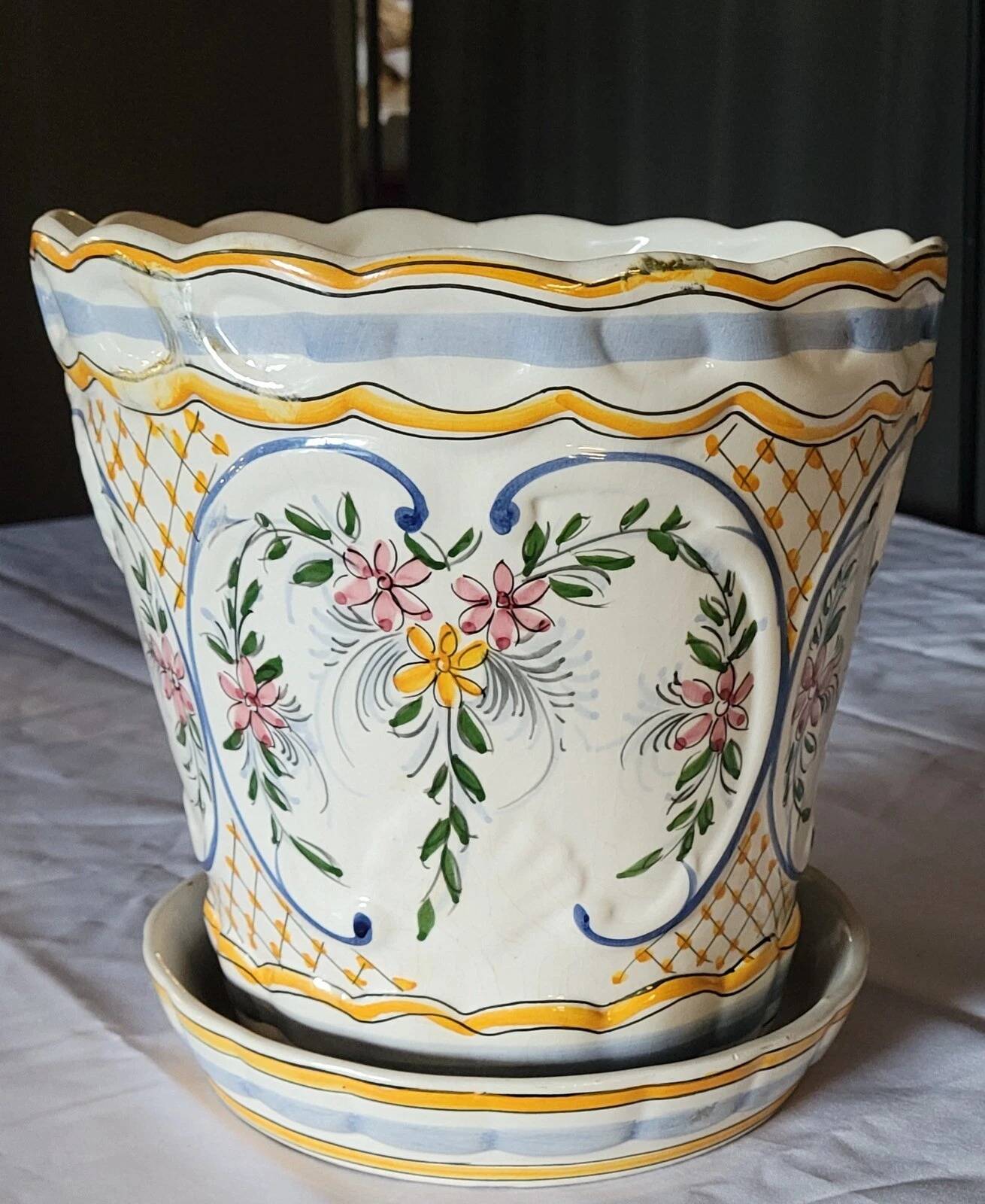 Cache-pot en faïence, décoré à la main de motifs floraux et volutes