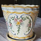 Cache-pot en faïence, décoré à la main de motifs floraux et volutes