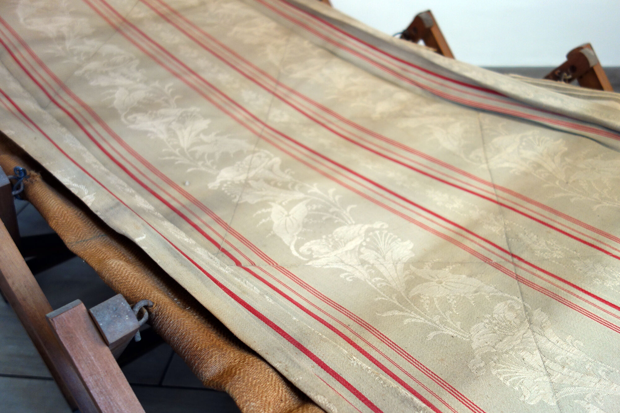 Ancient bed folding Le Printemps