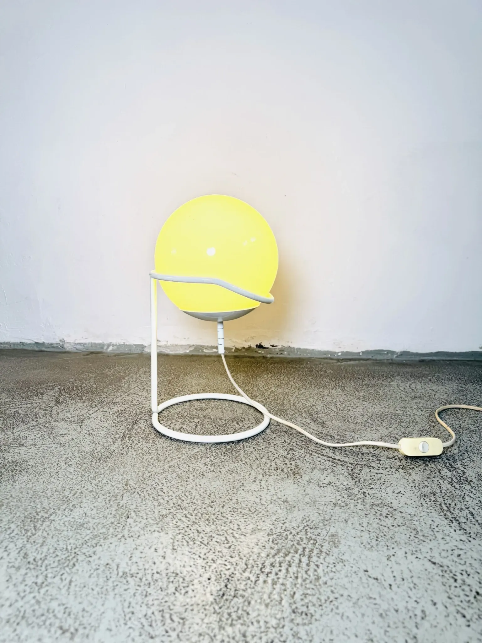Lampe de table globe flottant par Vrieland, Pays-Bas, années 1980.
