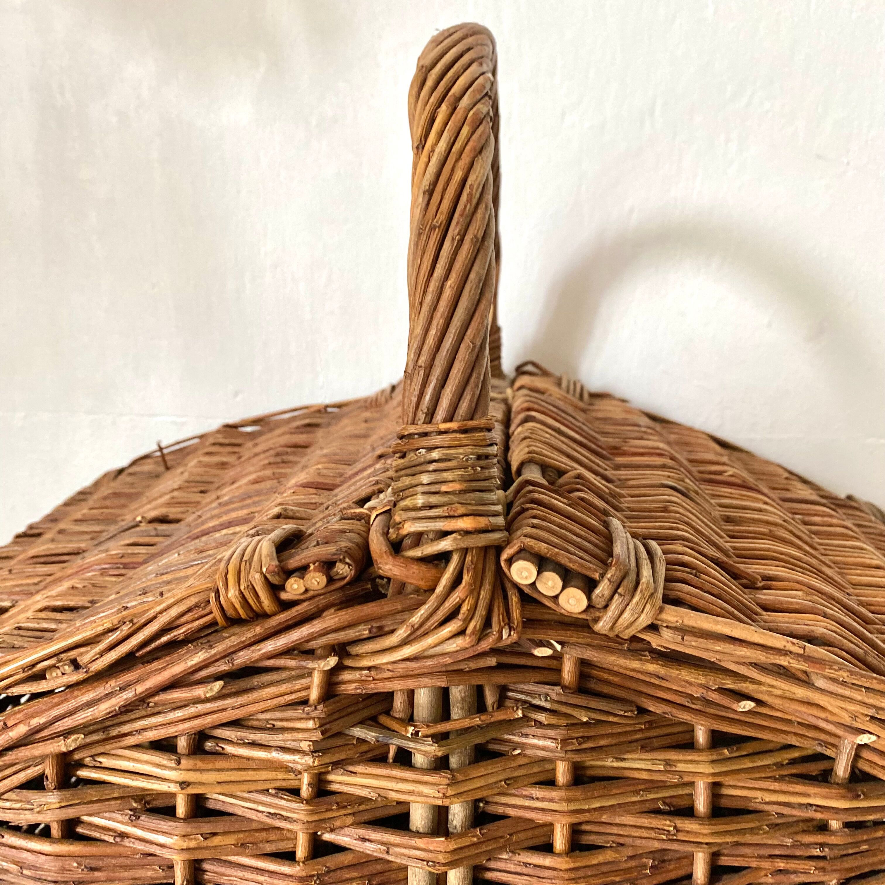 Wicker picnic basket