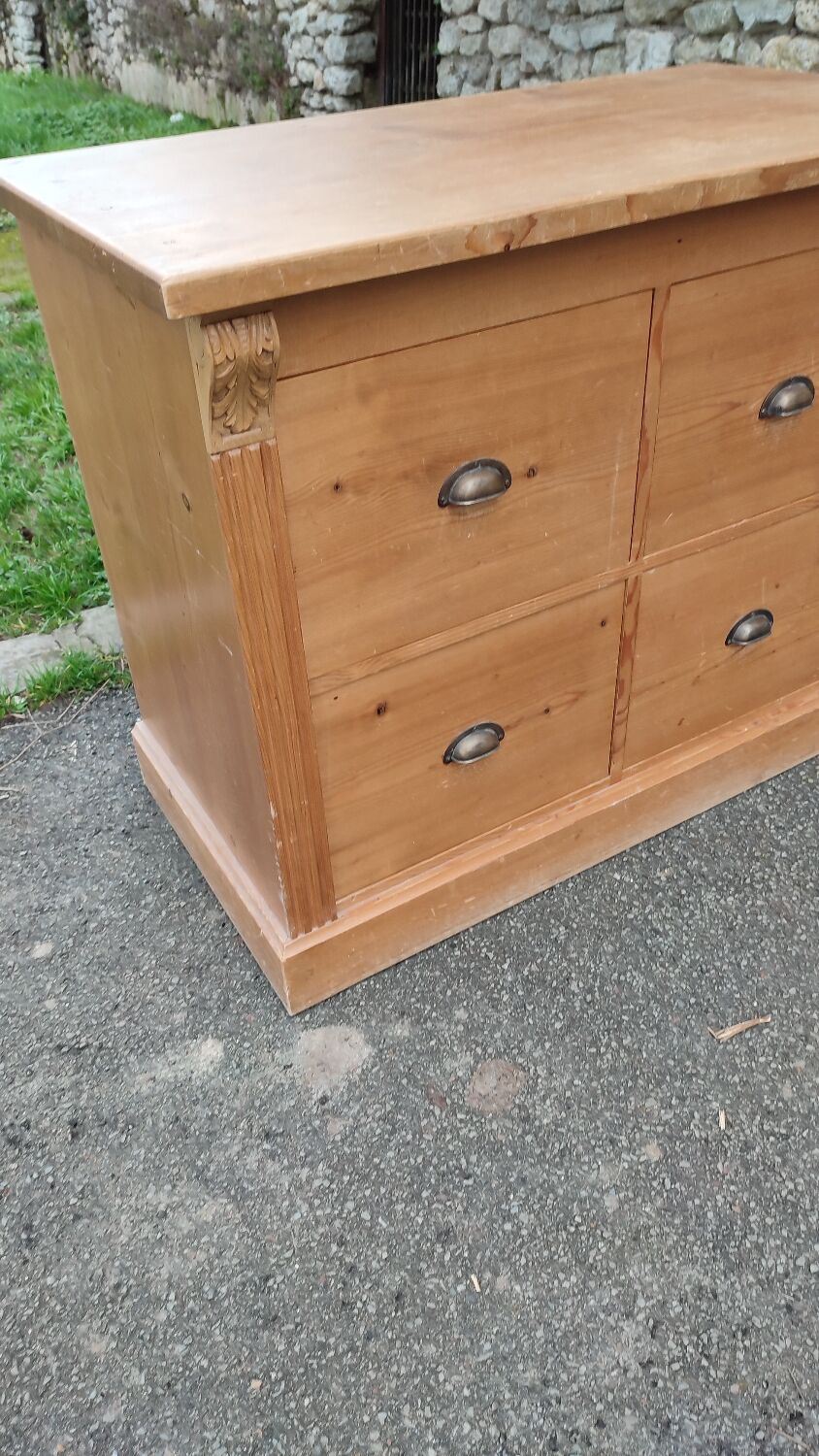 Four-drawer chest of drawers