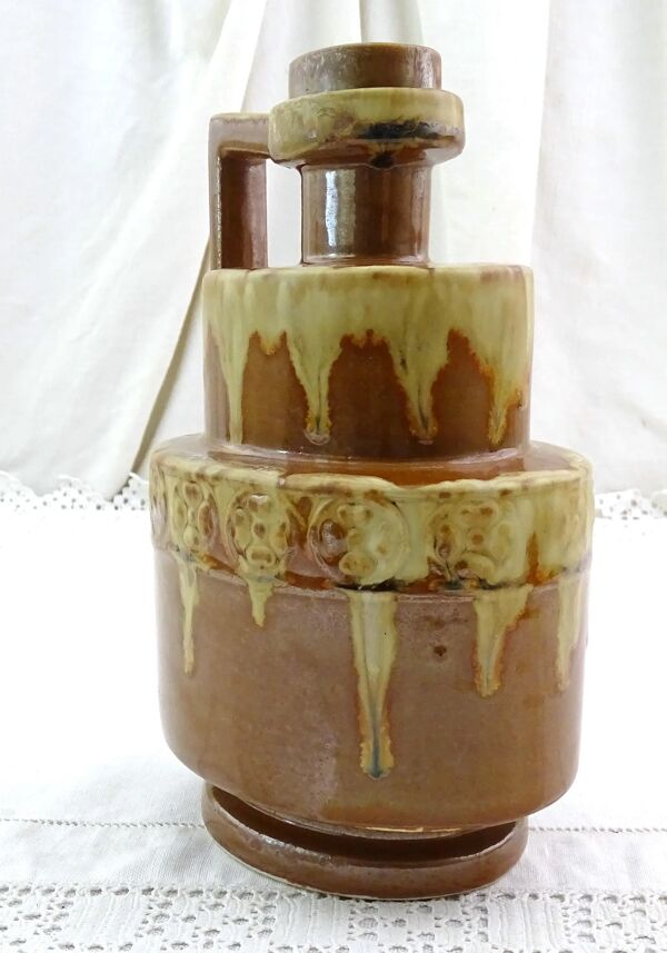 Bouteille ancienne art déco, France, en céramique avec anse et bouchon