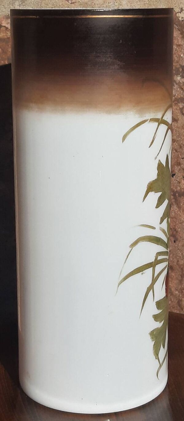 Vase rouleau Art Nouveau. (Opaline)