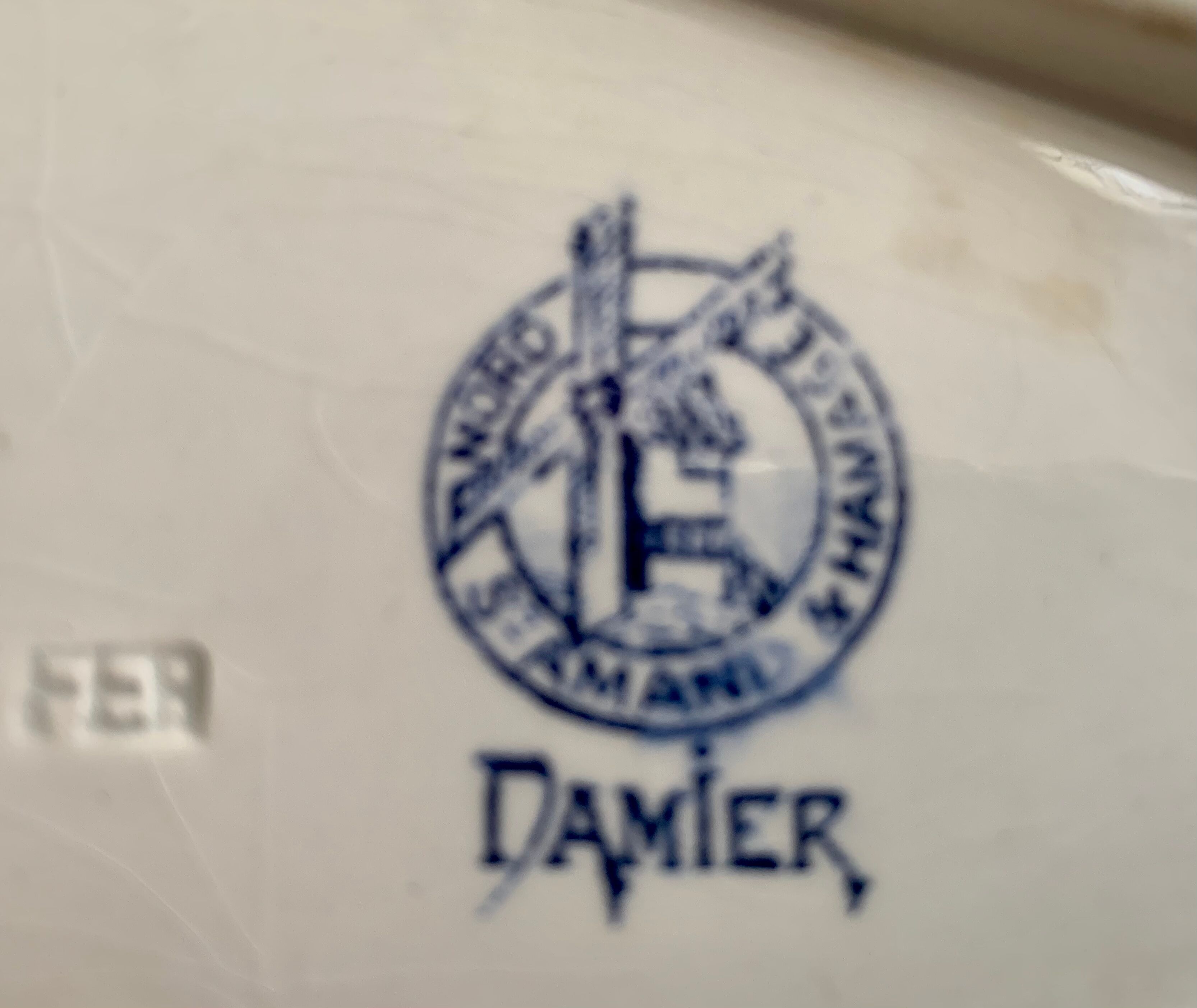 Service dish terre de fer st amand - hamage damier motif