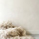 Grand tapis en laine naturelle shaggy / flokati tissé à la main blanc cassé