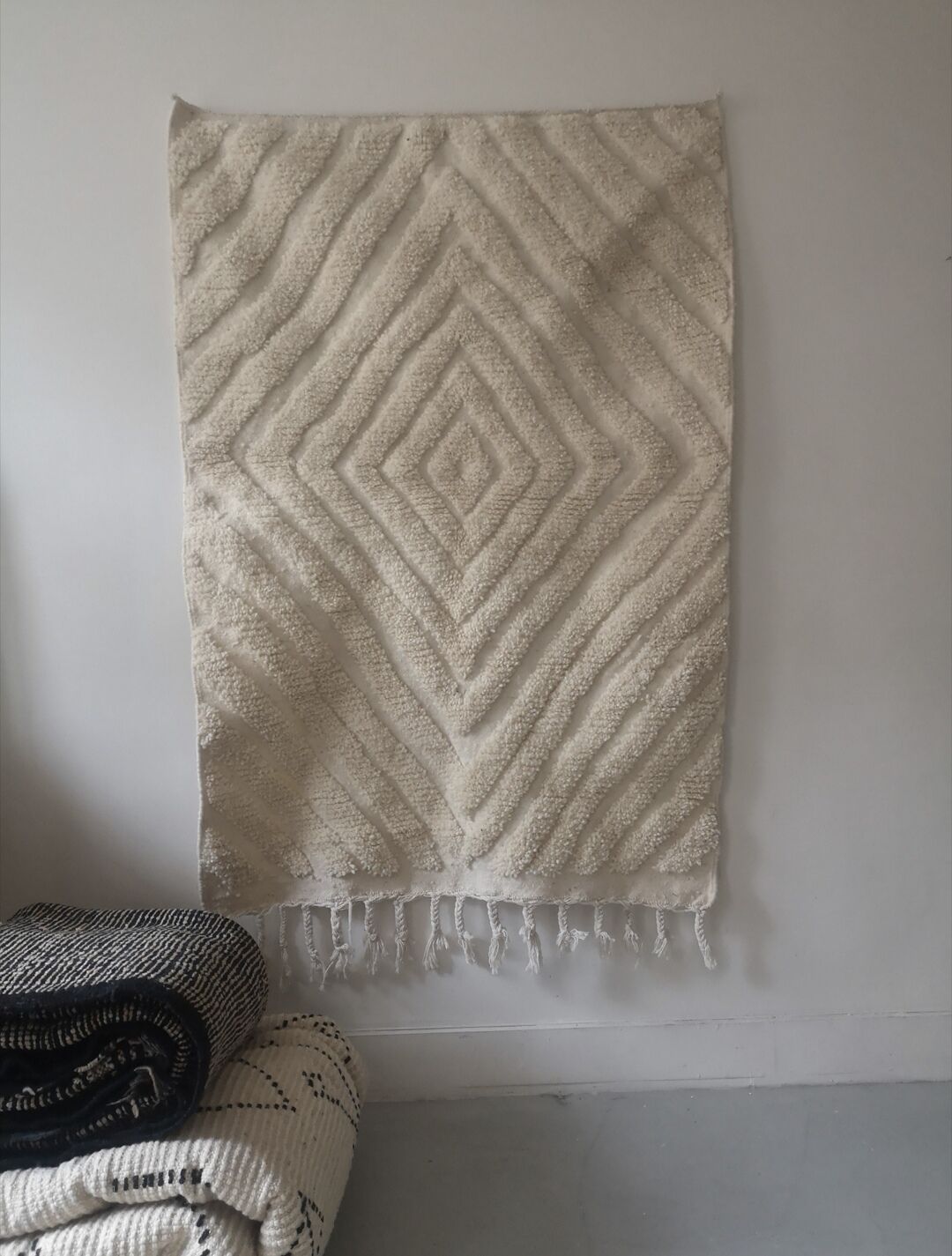 Carpet beni ouarain berbere ecru woven hands, 1m47 x 1m