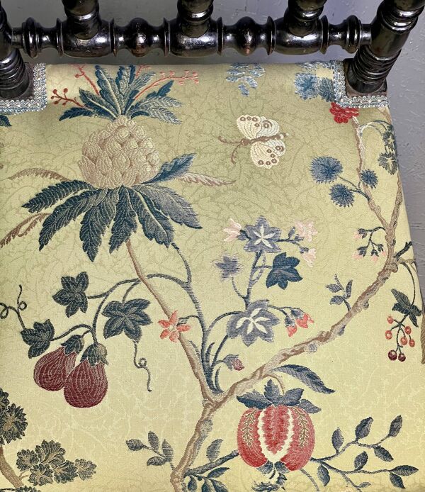Chaise de salon antique avec tissu fleuri Nobilis