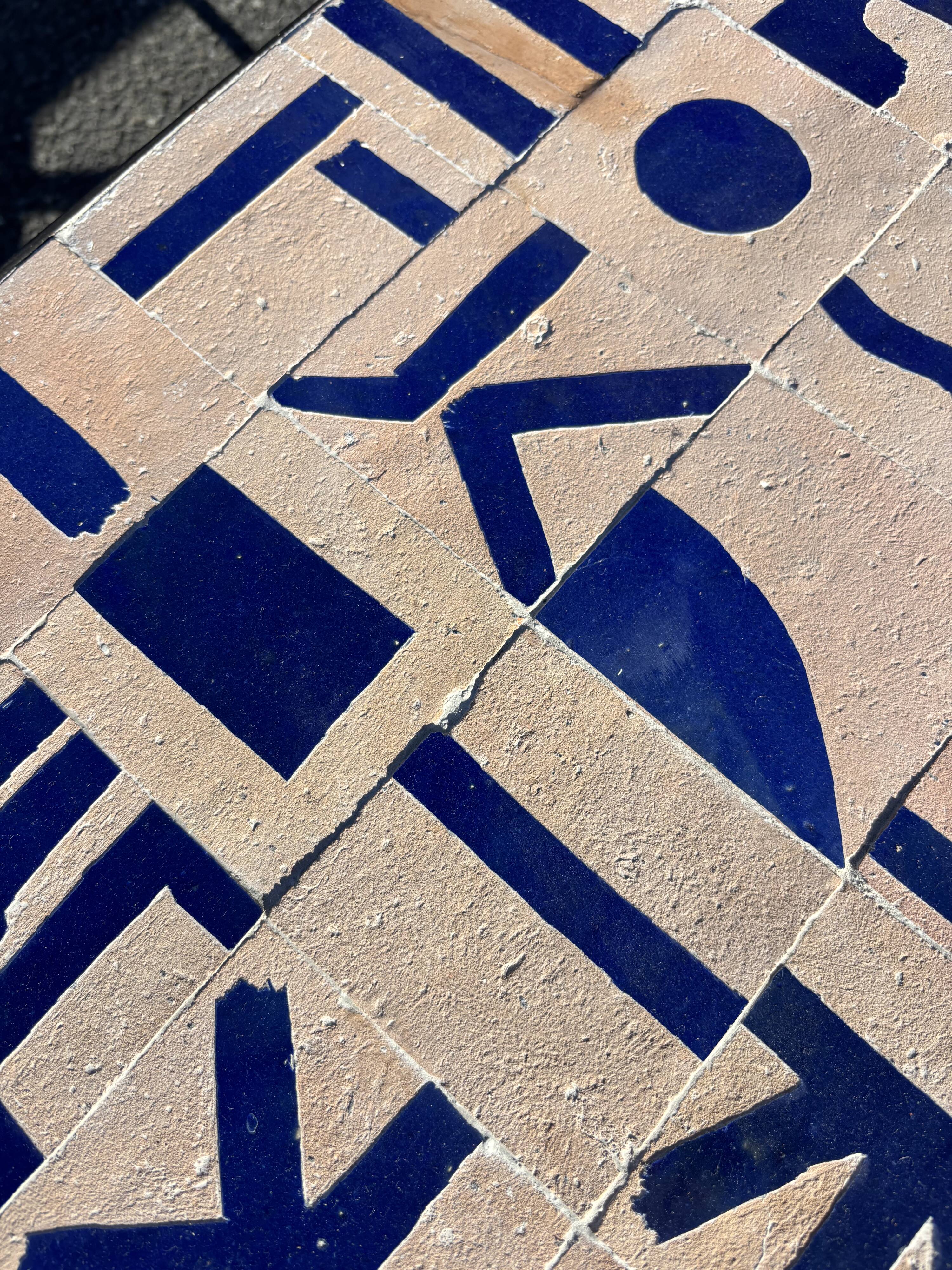 Table basse carrée en zellige bleu cobalt – décor abstrait artisanal