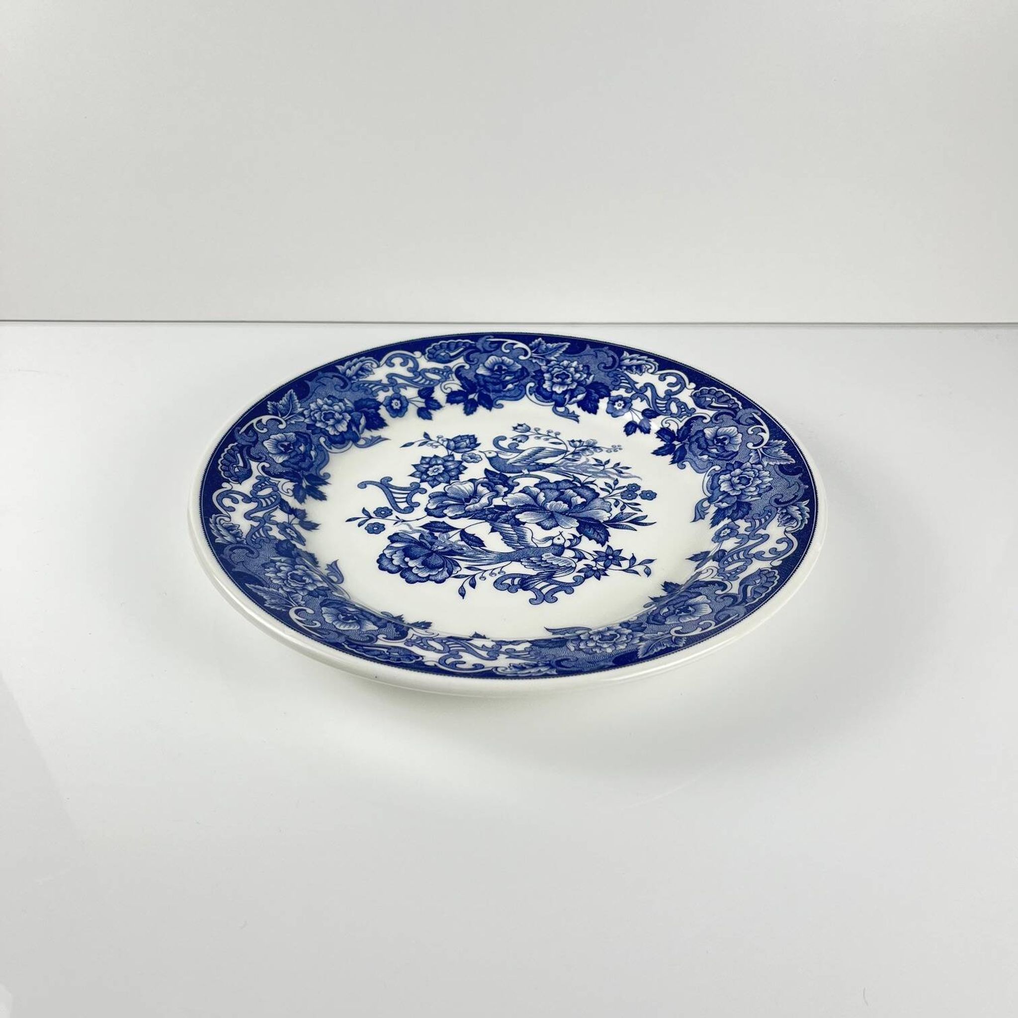 Plat ancien en faïence bleue, décor floral et oiseaux, début XXe