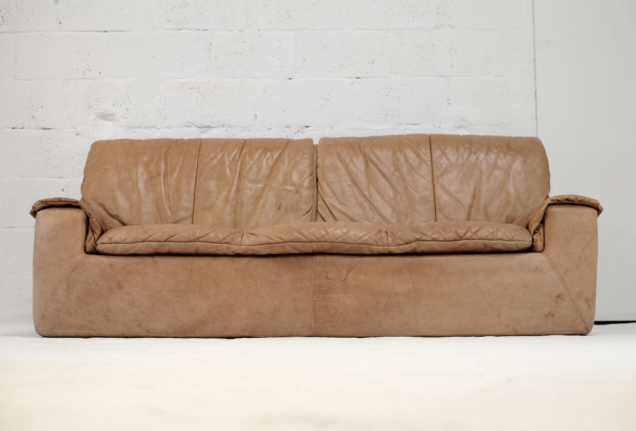 Cinna sofa. Circa 1970. Foam and "caramel" leather. 3 seats.