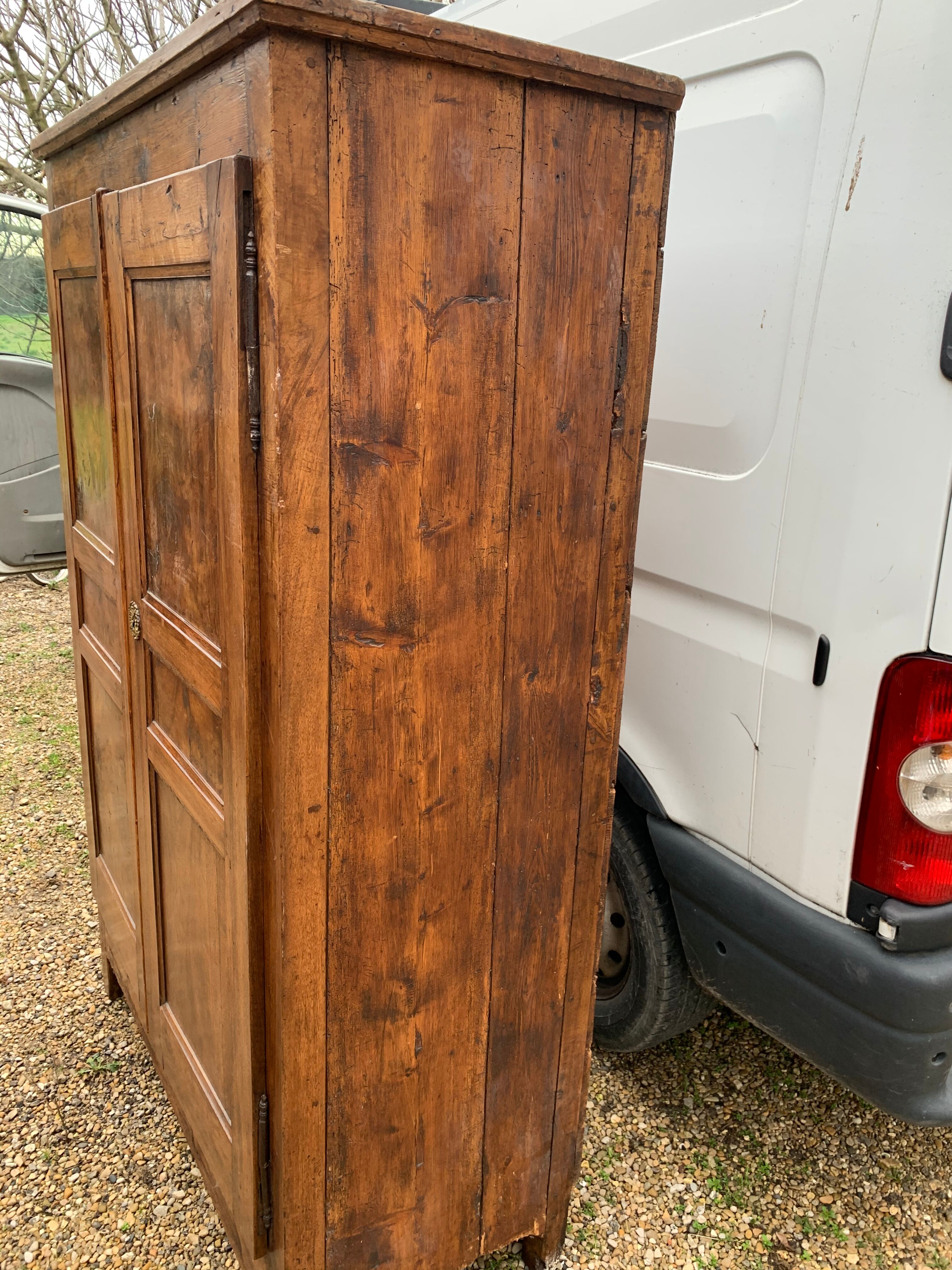 Armoire lingère de village en campagne