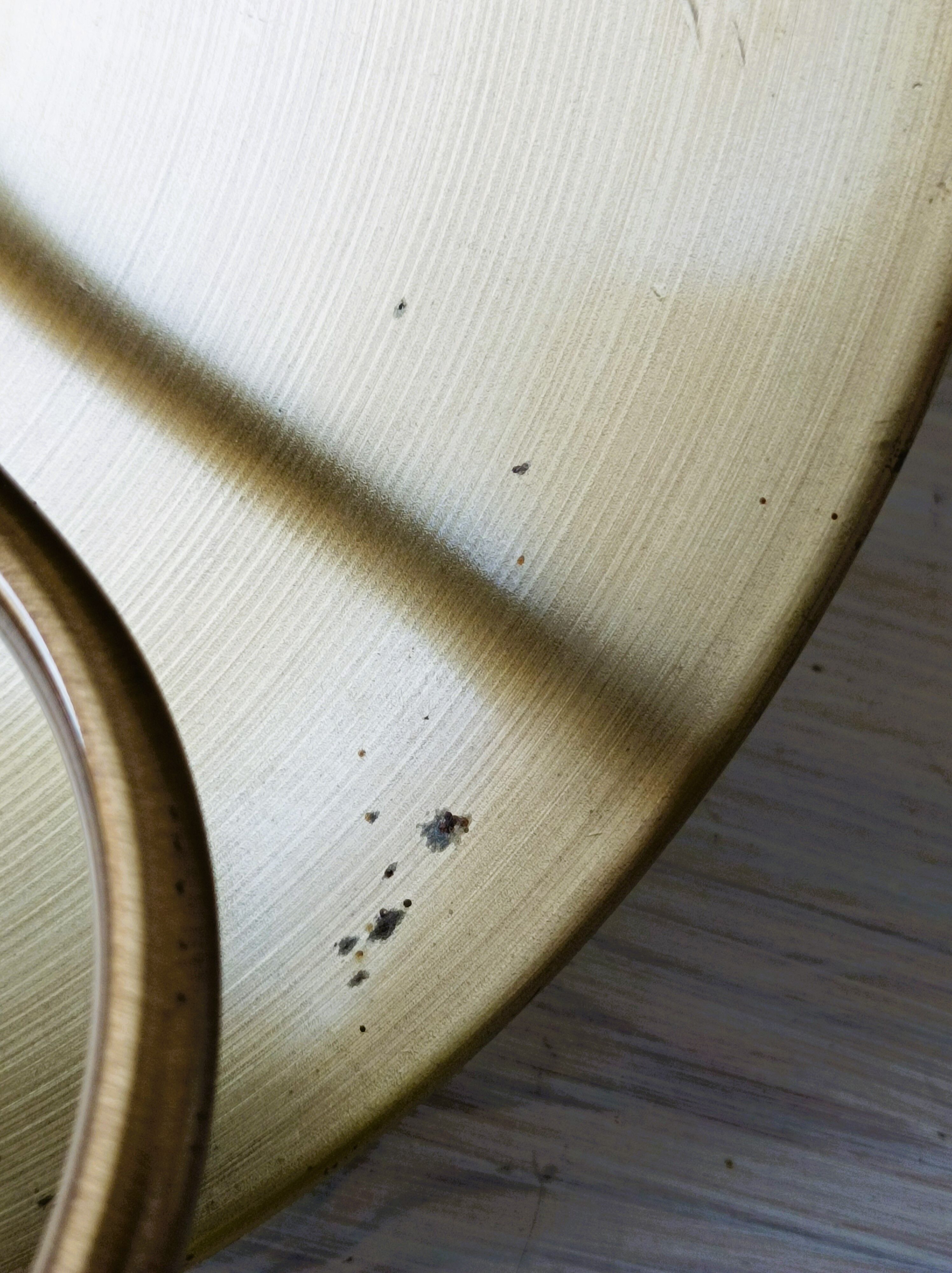 Chain suspension in storm lamp