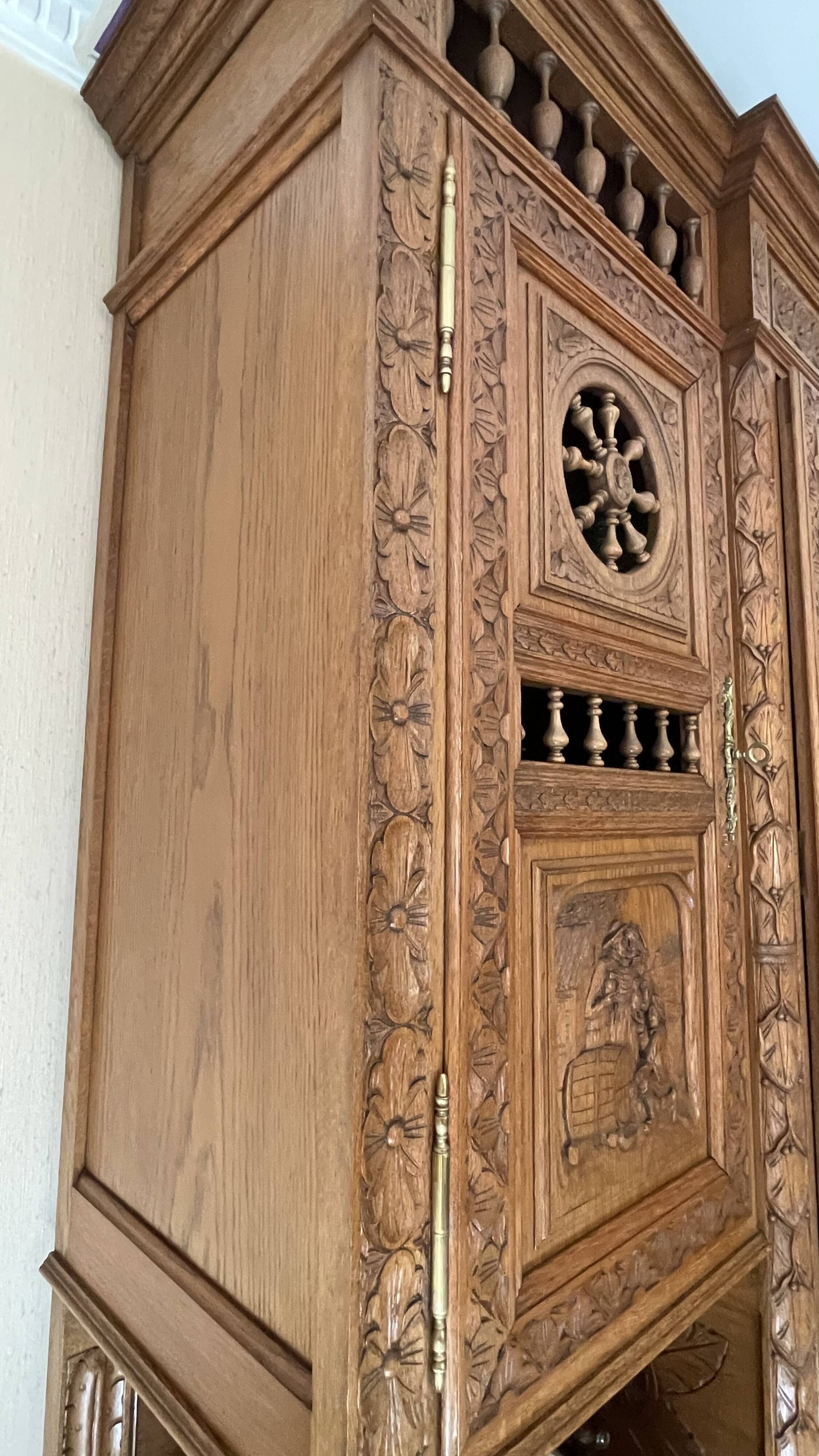 Superb Breton buffet finely carved