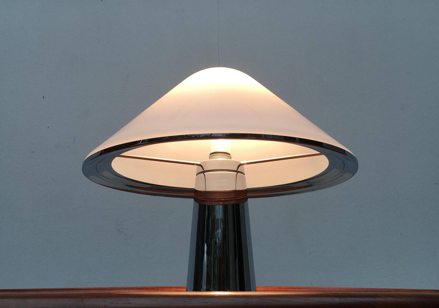 Elpis 4035 vintage Italian table lamp by Guzzini
