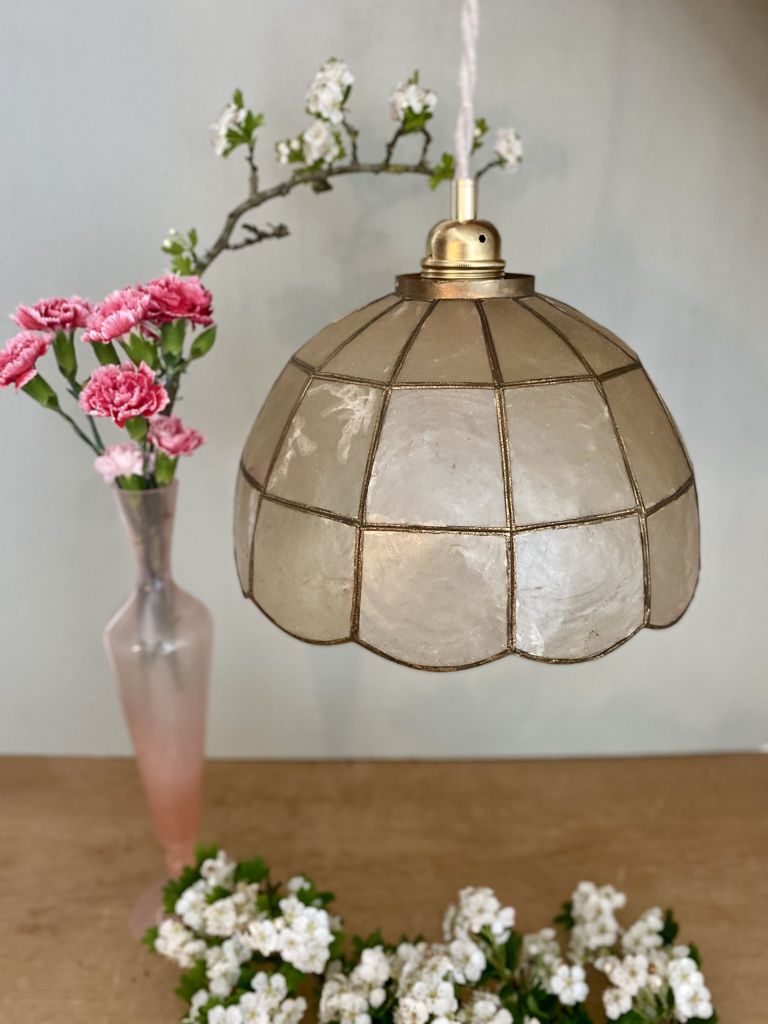 Vintage suspension lamp in mother-of-pearl and brass