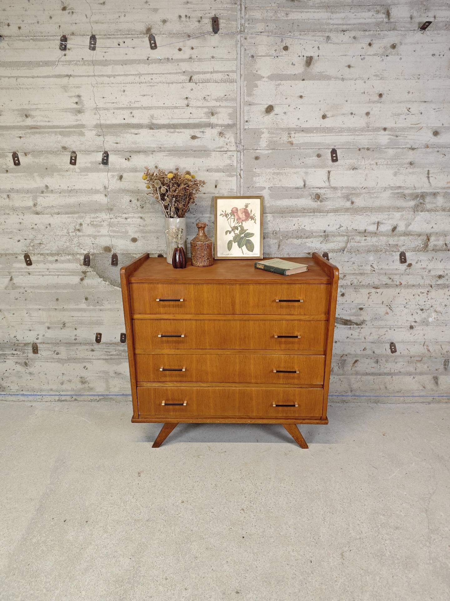 Vintage commode with tapered legs
