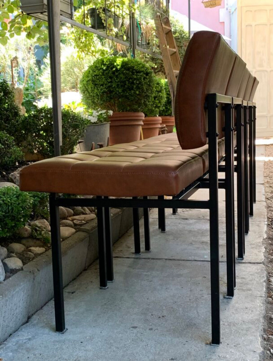 Suite de 5 chauffeuses skaï fauve 1950