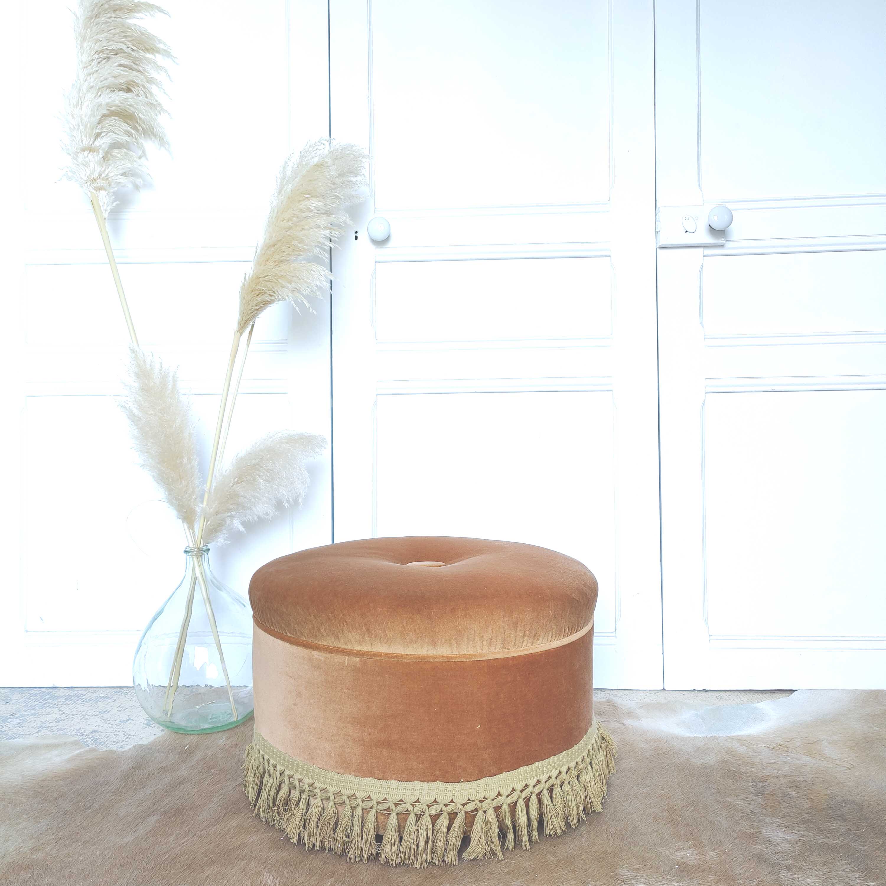 Vintage velvet pouf with fringes
