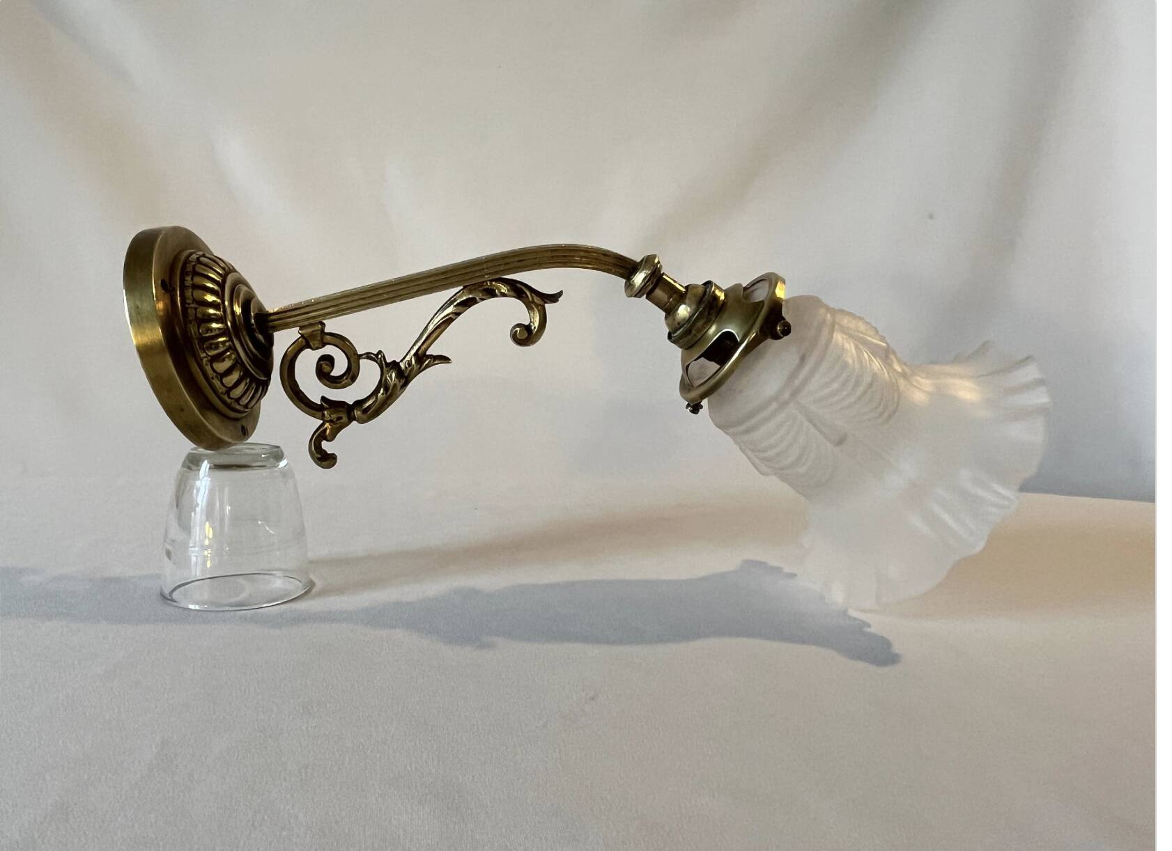 20th century Louis XVI style swan neck wall light in arabesque bronze and pleated glass tulip.