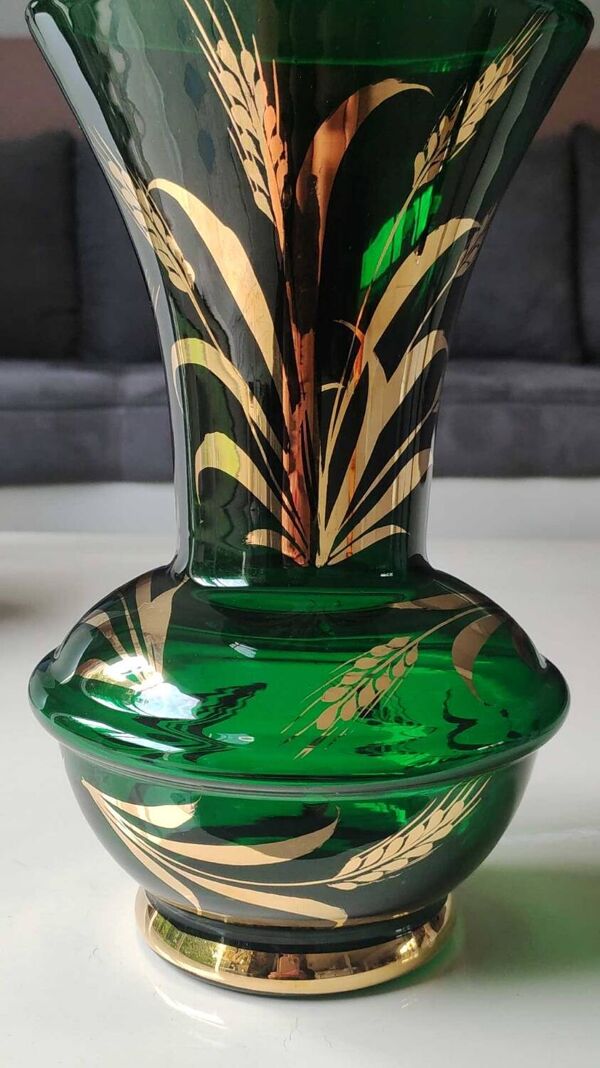 Vase Verrerie de Monaco/Monte Carlo, estampillé emblème Couronne. En verre soufflé vert émeraude, motifs épis de blé or. Dim 25 x 15 cm