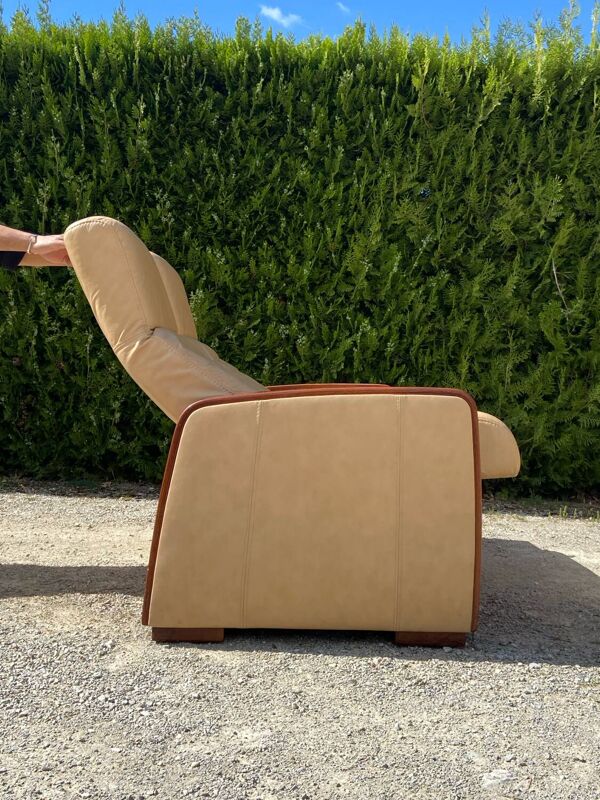 Lot fauteuil et canapé 2 places vintage en cuir beige et accoudoirs bois inclinables style stressless