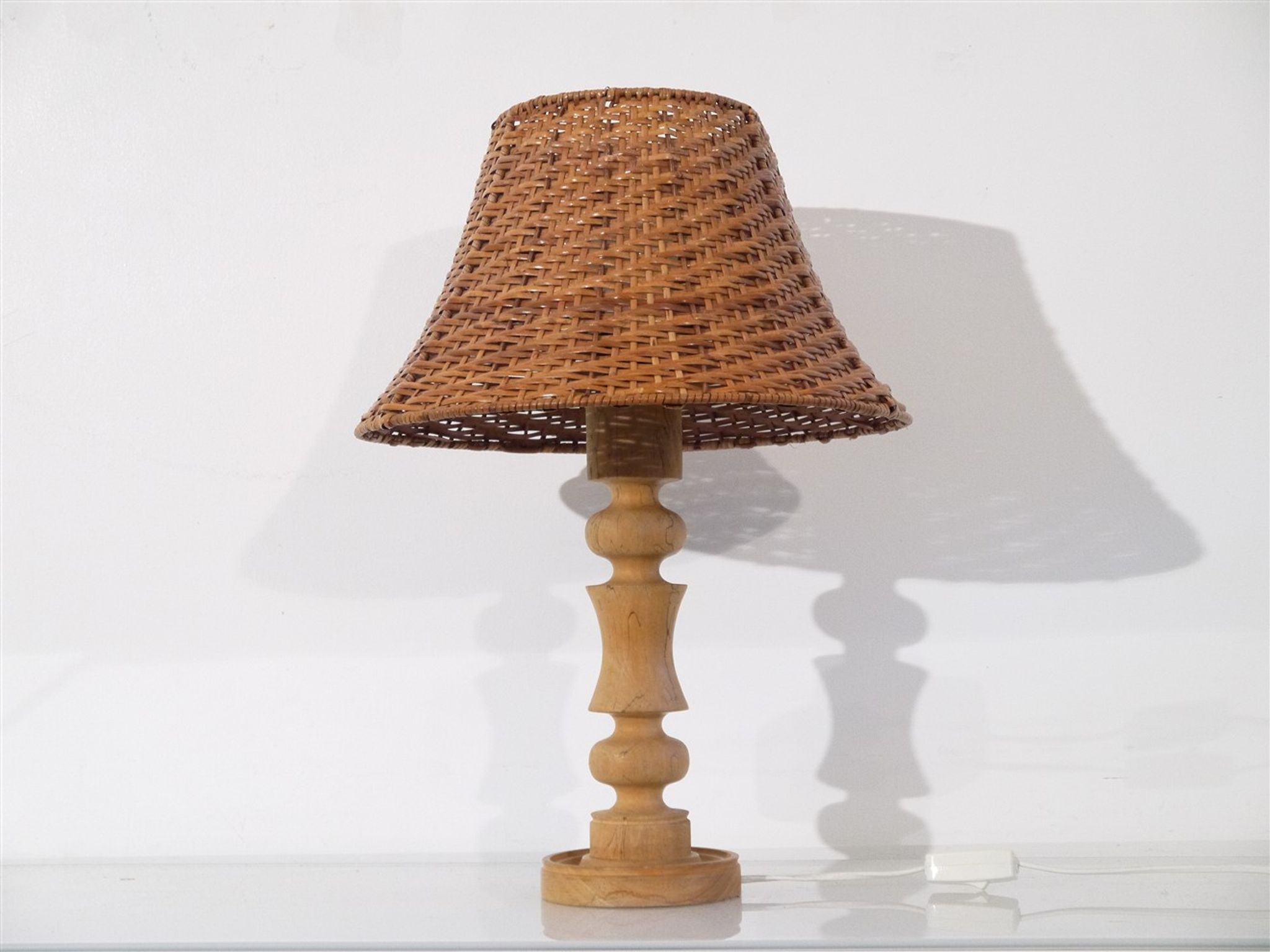 Lampe stylescandinave en bois et rotin 1970