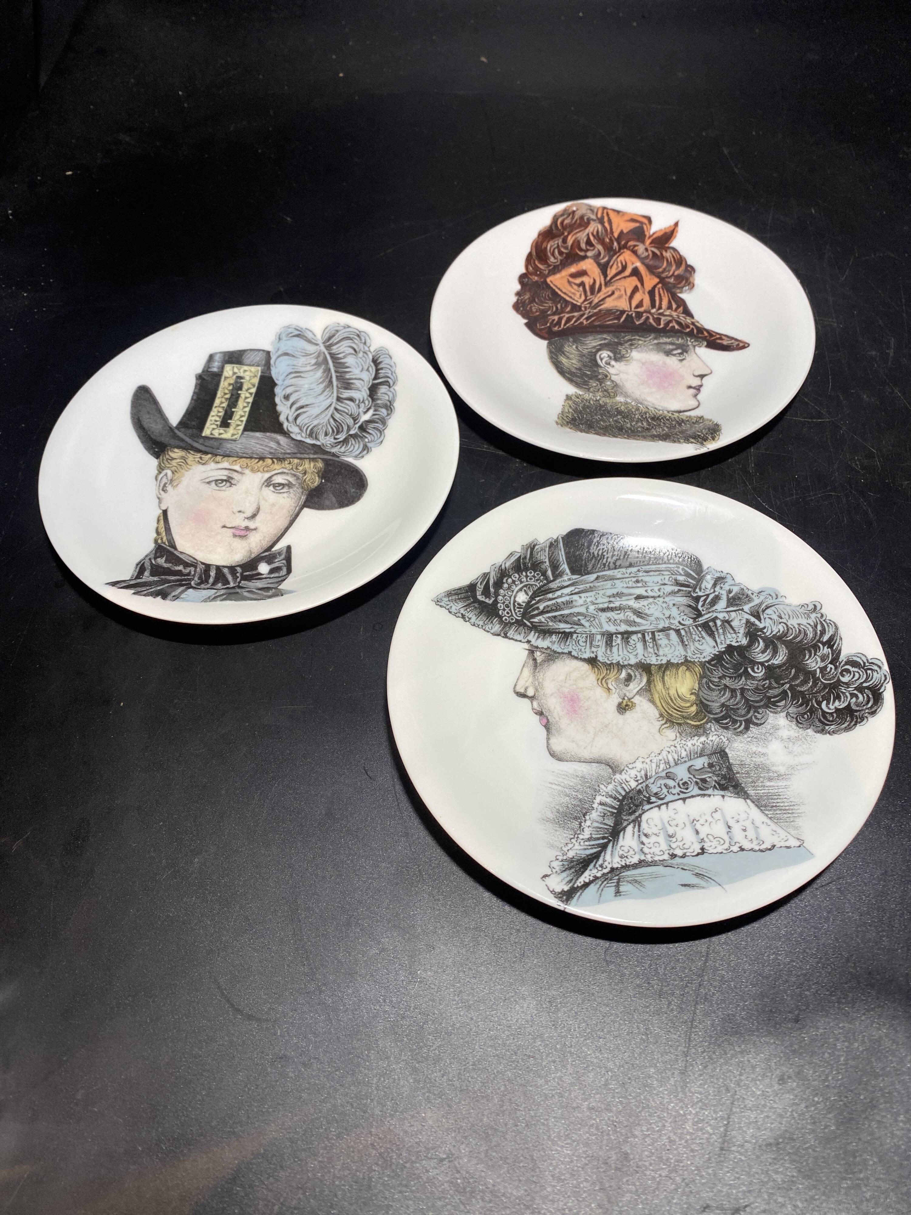 Service de 11 assiettes en porcelaine de paris