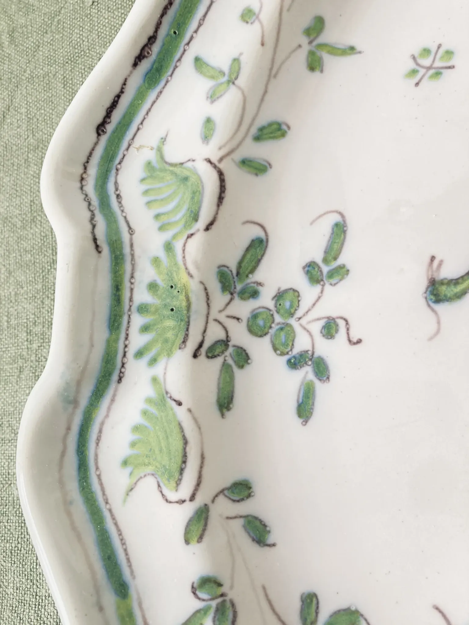 Plat ovale chantourné en faïence de Martres-Tolosane, XIXe siècle